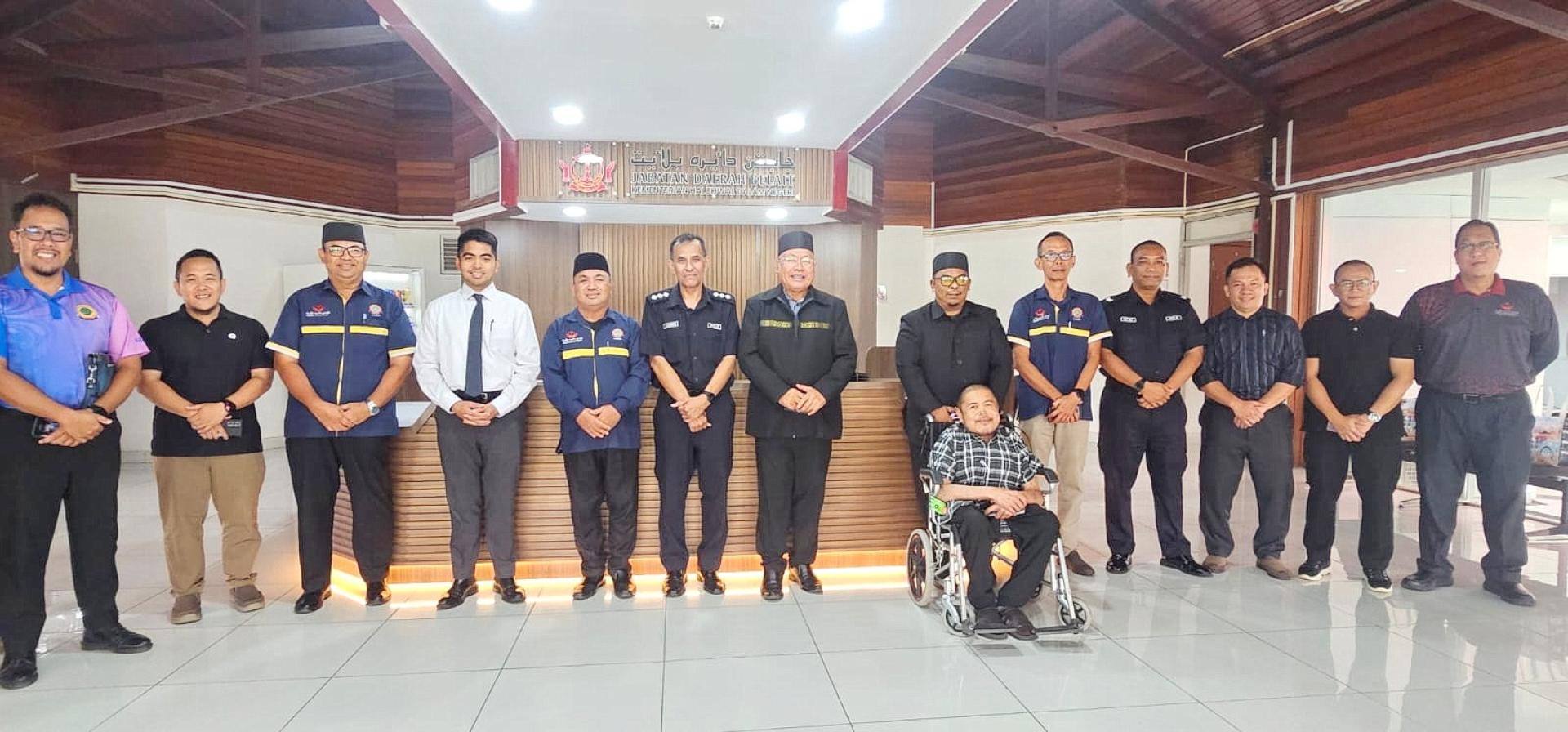 汶莱皇家警察部队旗下的网络犯罪调查单位警官与马来奕县政府办公室官员在讲座会上合影。