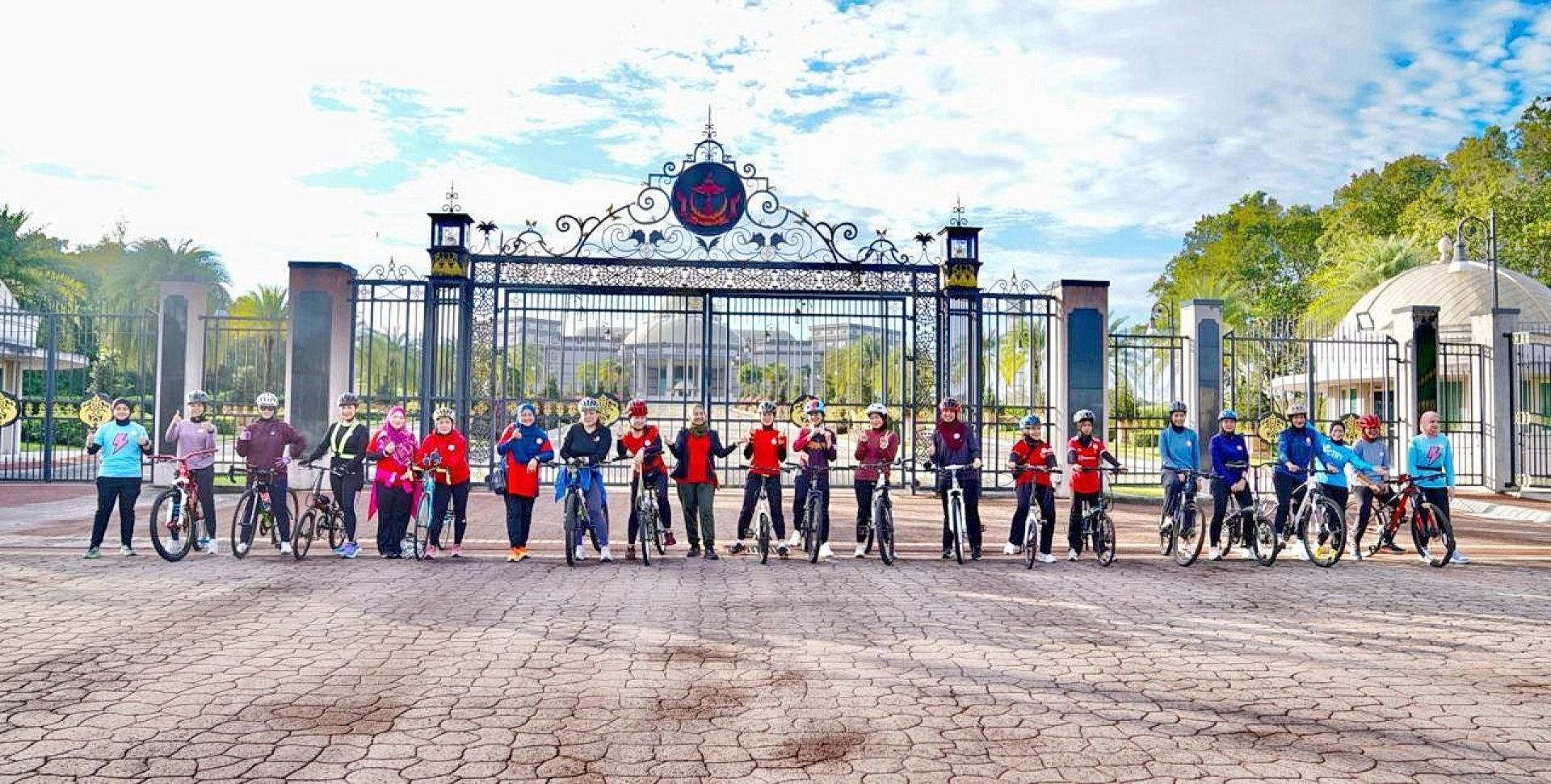 汶莱警官夫人协会各成在休闲骑行活动合影。