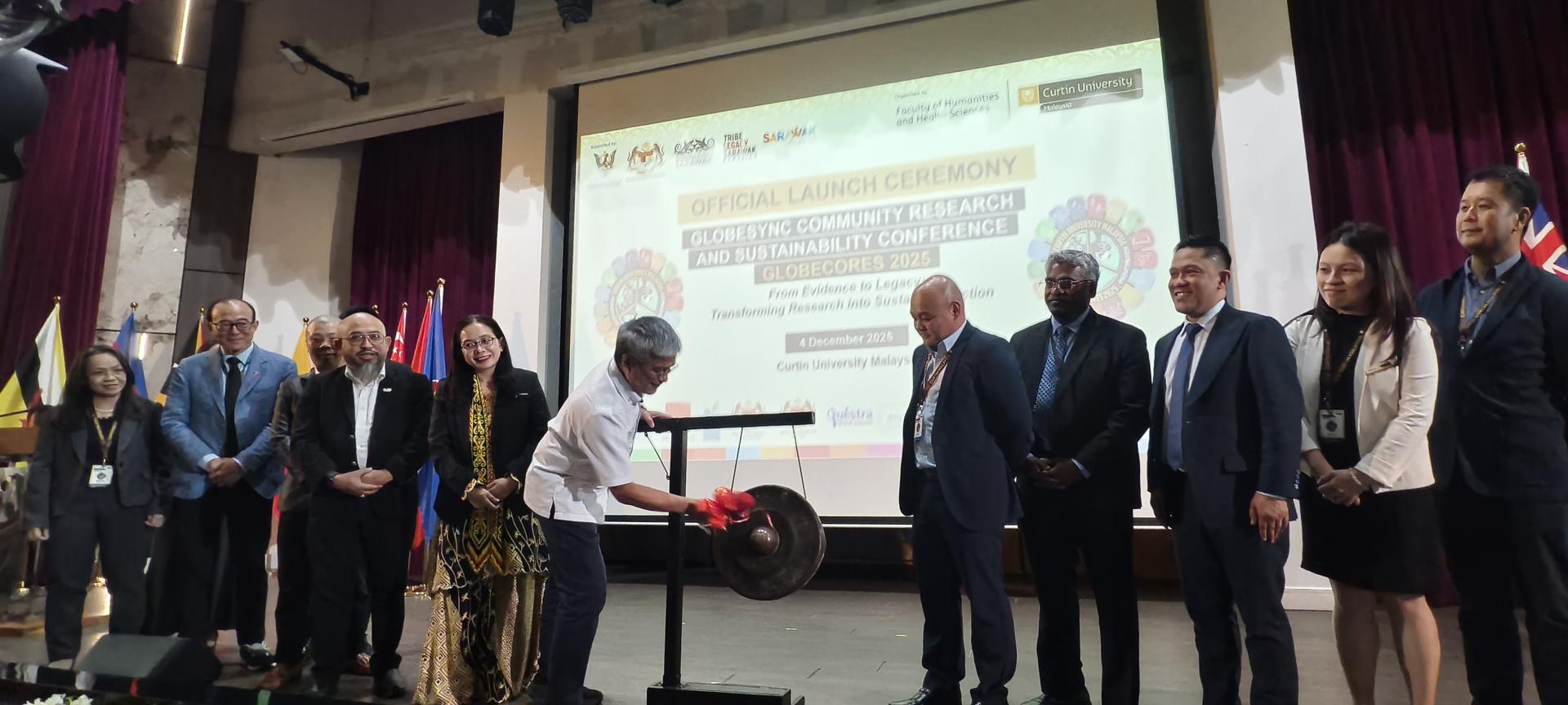 砂教育、创新与人才发展副部长拿督安华拉拜为“2025年环球同步：社区研究与永续发展大会”主持开幕鸣锣仪式。