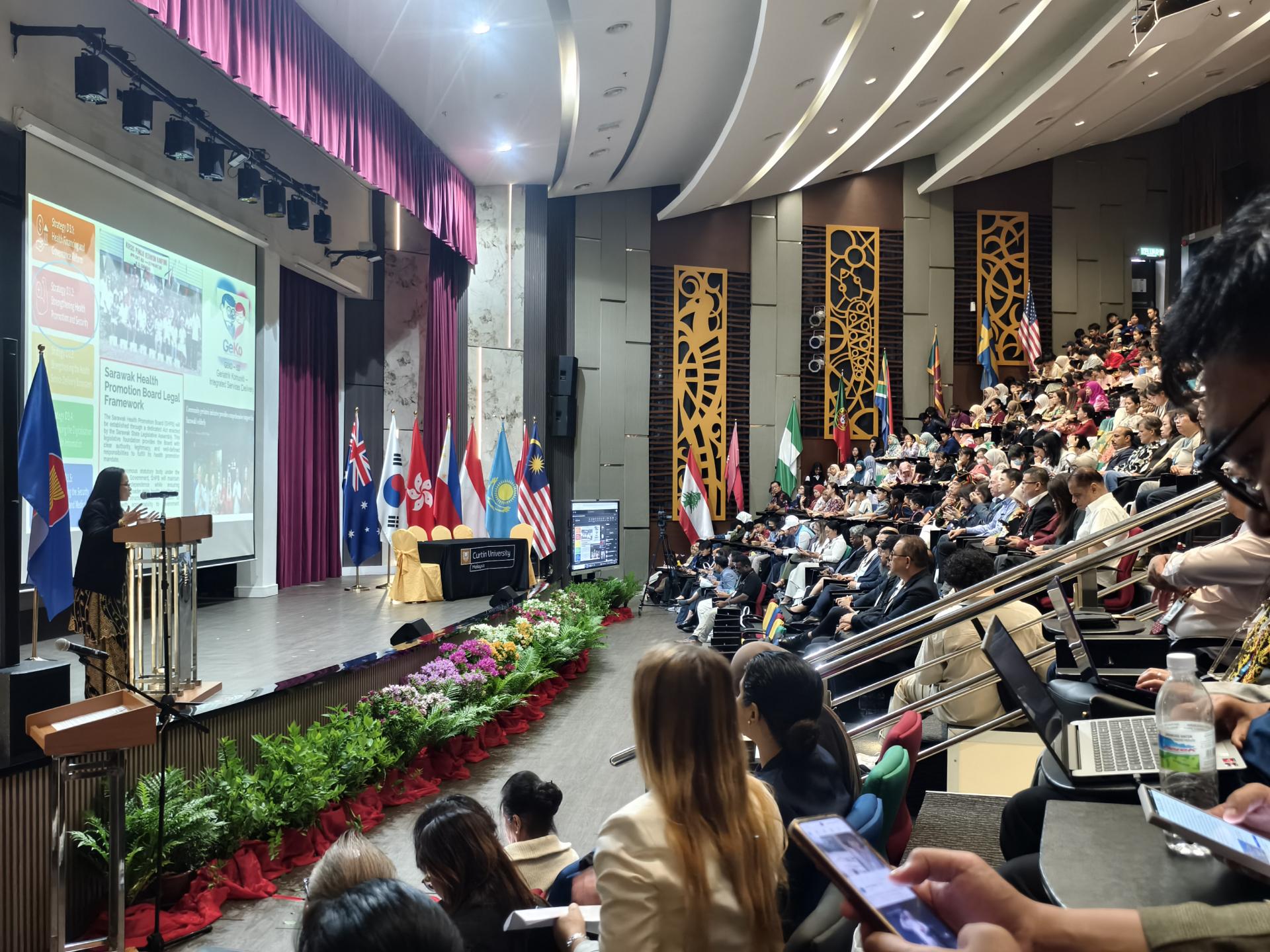 砂拉越卫生局局长拿督维罗妮卡鲁嘉在美里举行的“2025年环球同步：社区研究与永续发展大会”发表主题演讲。