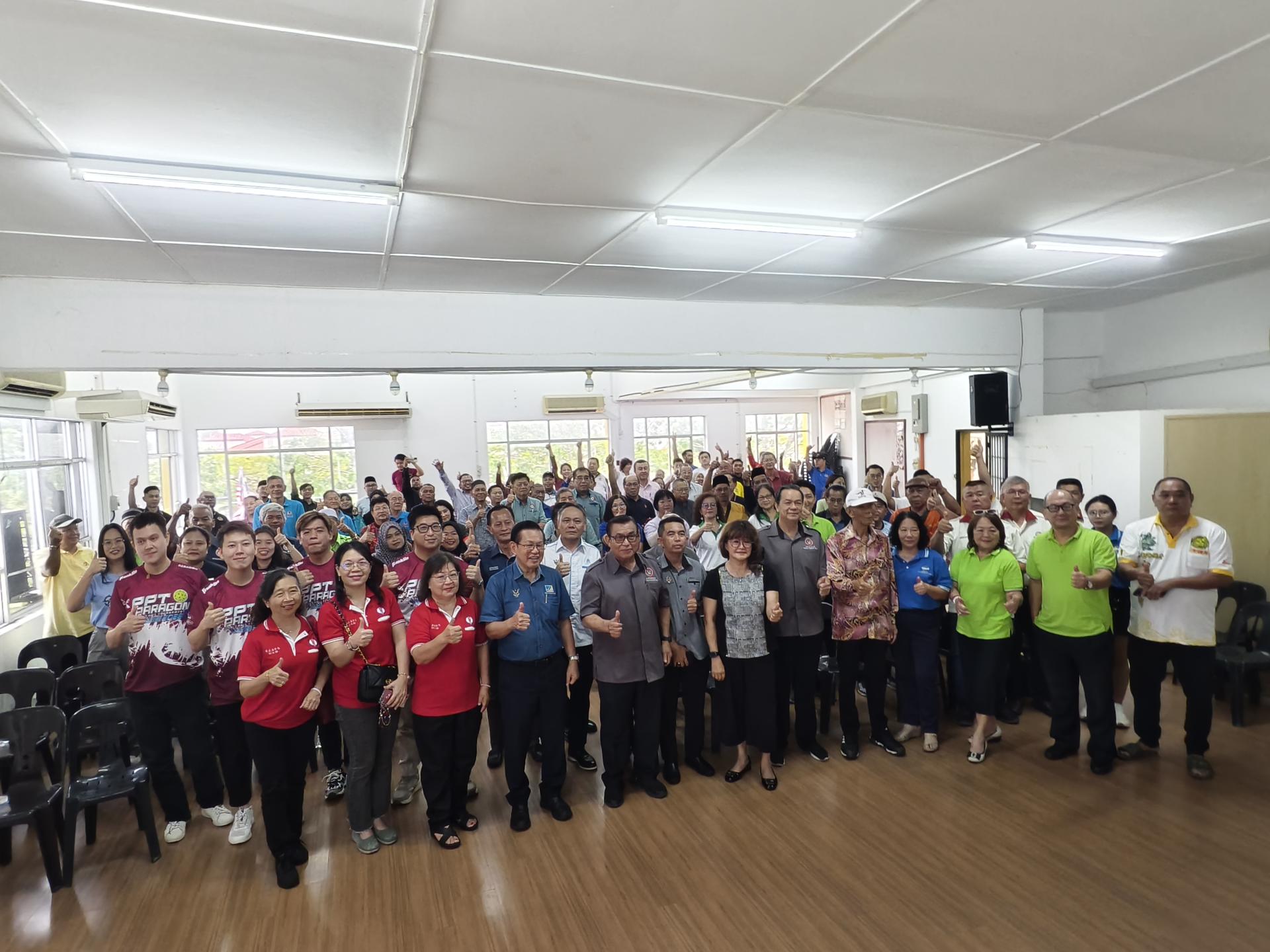 砂交通部长兼史纳汀区州议员拿督李景胜（左4）于移交拨款仪式上与43个单位受惠代表合影。