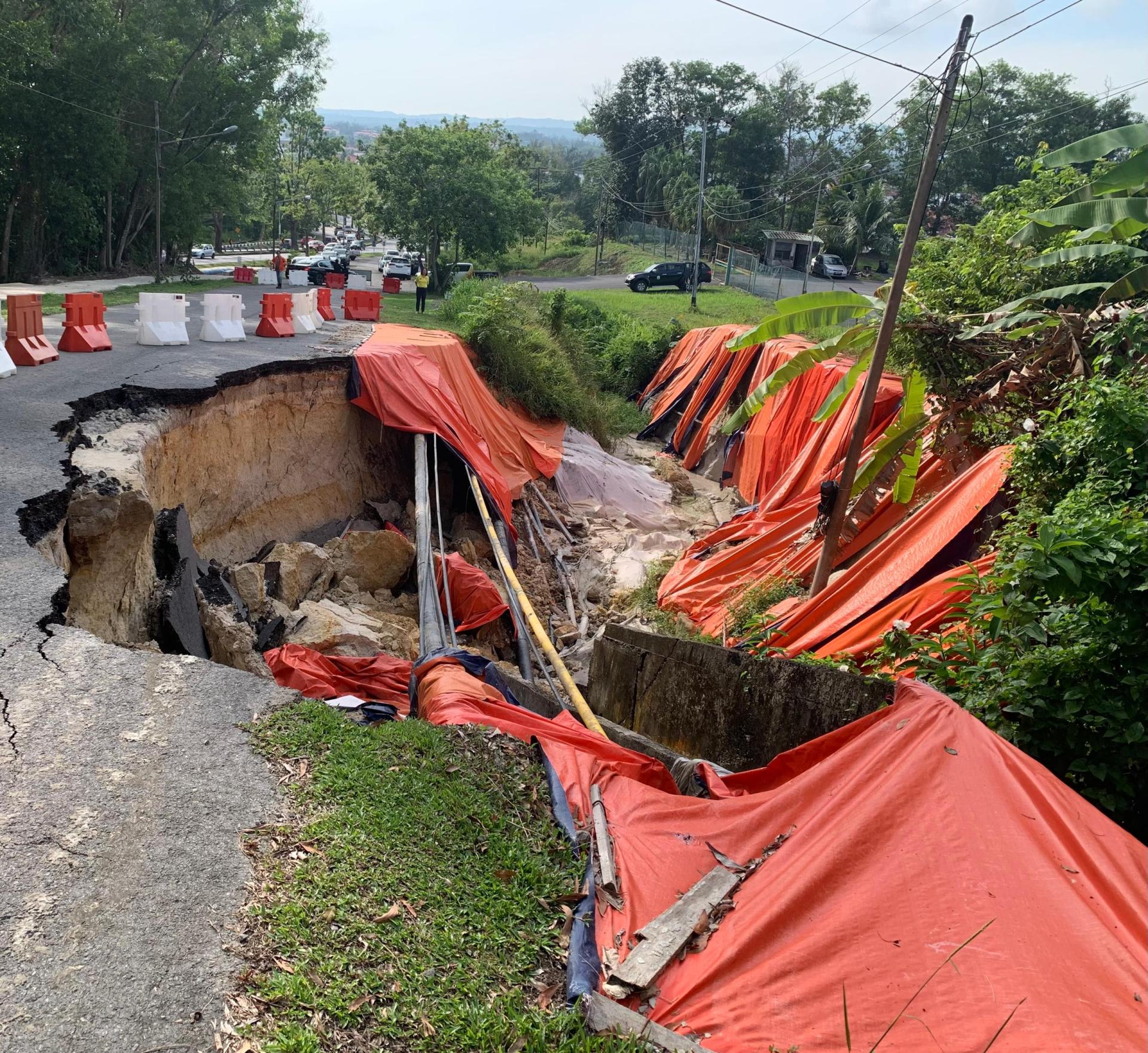 Jln Hills排水渠墙体面临严峻坍塌状况。