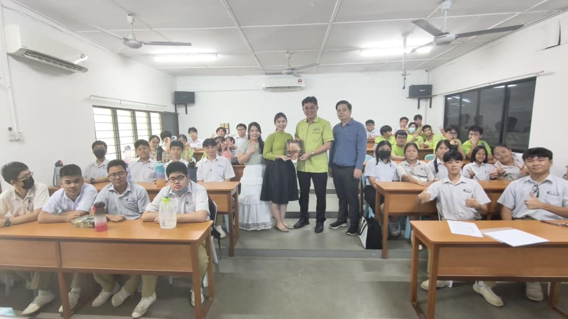 石角民立中学校校长赖淑珍（左2）将学校毕业特刊移交给巴达旺市议会主席陈开（右2）。左起为石角民立中学升学辅导主任林彩虹、石角民立中学校友主席兼中国鲁东大学校友蔡宗璟.