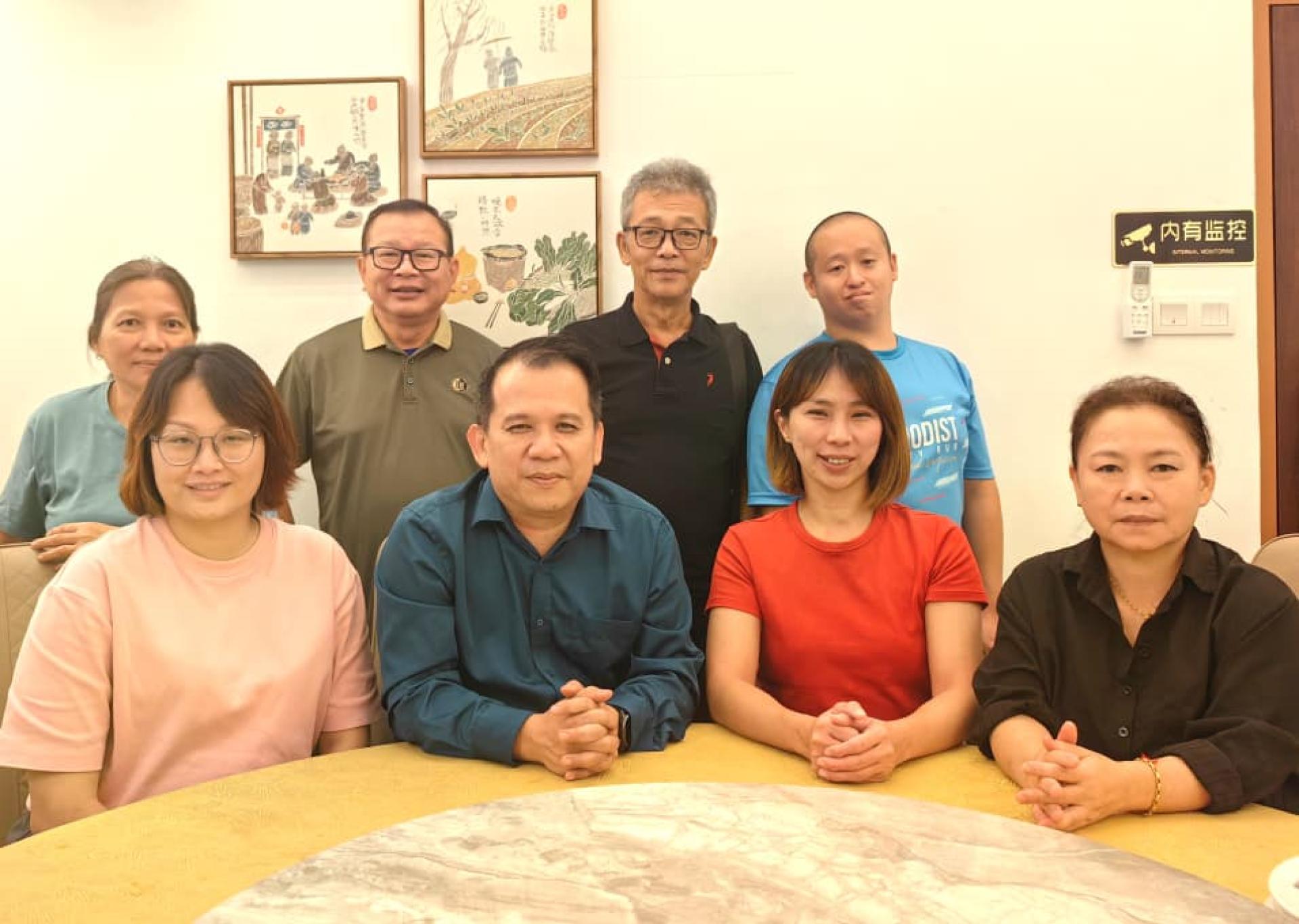 《骏马奔腾》第六届儿童慈善唐装新春歌唱赛筹备会成员合摄。