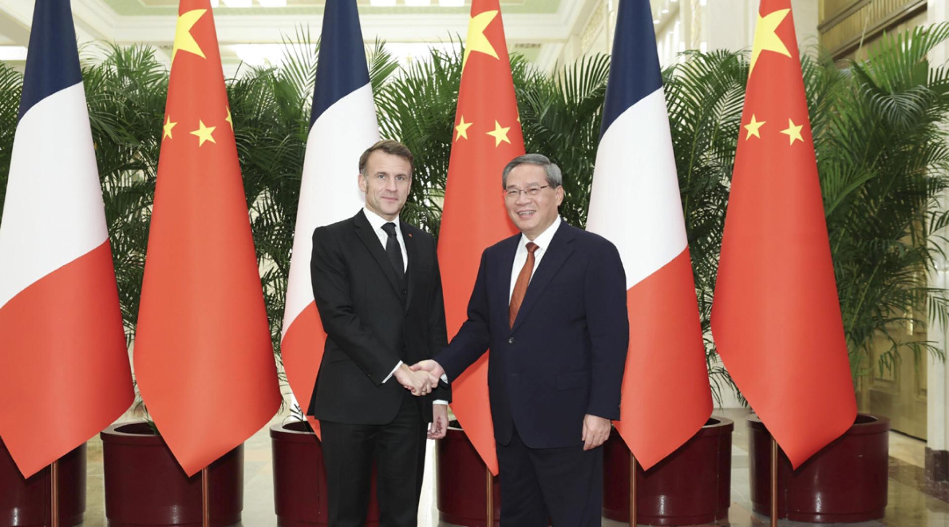 中国国务院总理李强在北京人民大会堂会见法国总统马克宏。（图：新华社）