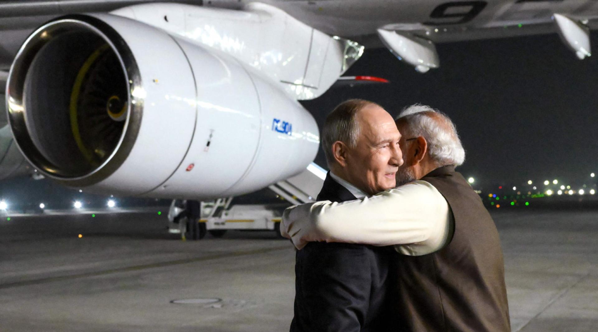 普京和莫迪热情热情拥抱。