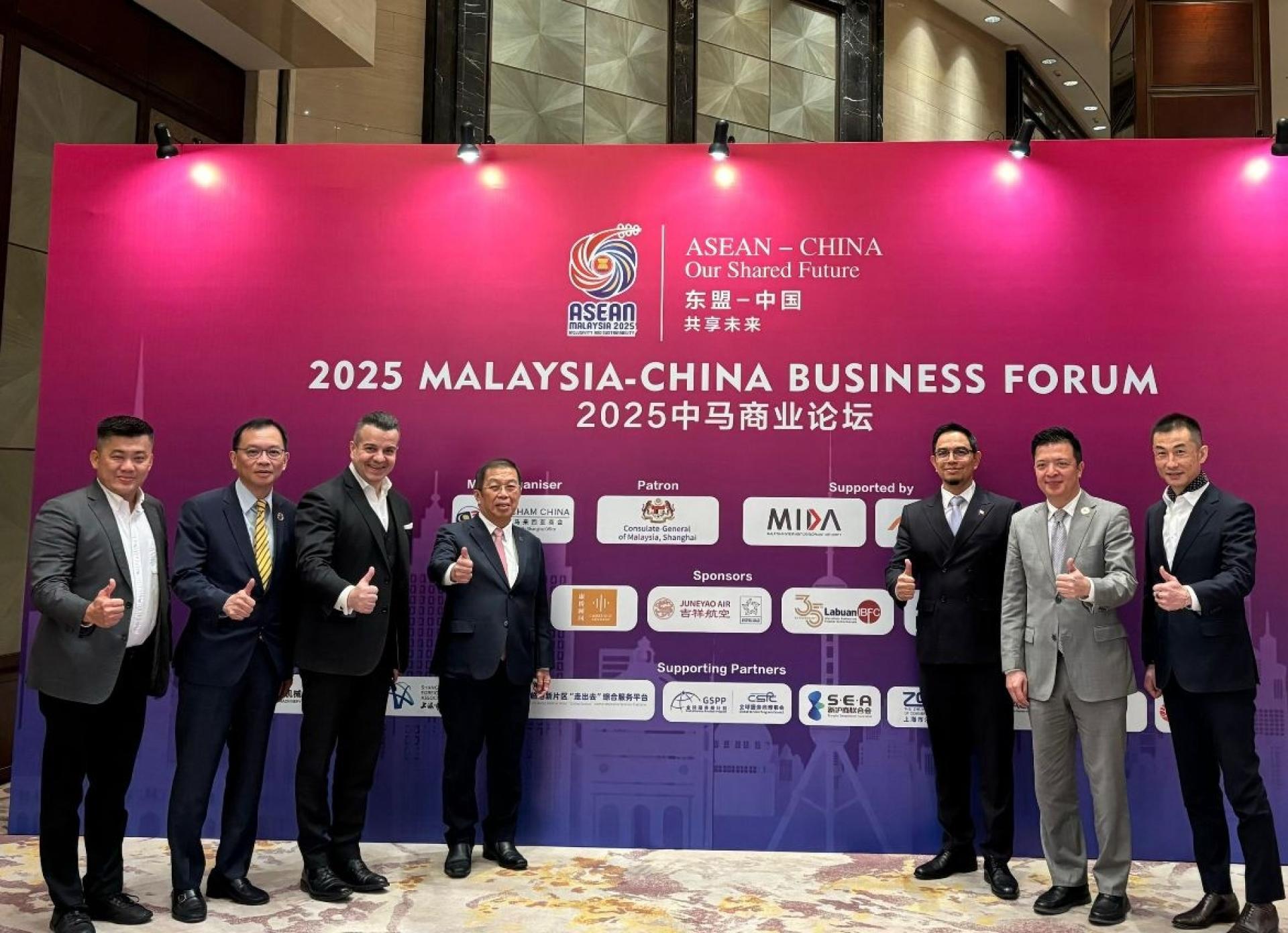 中国马来西亚商会上海分会举行2025年中马商业论坛。图中左三起为陈国伟，沙哈菲兹及陈汉珅。