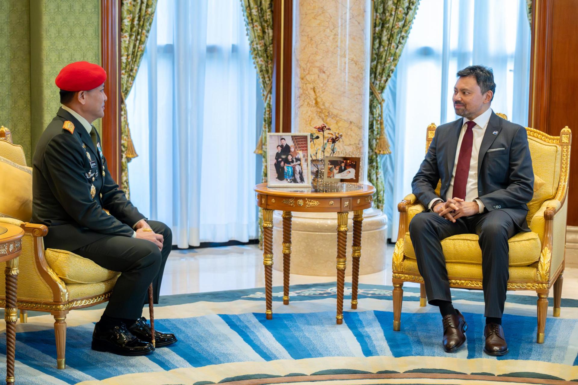 皇太子与印尼民军特种部队司令部指挥官TNI Djon Afriandi 中将交谈