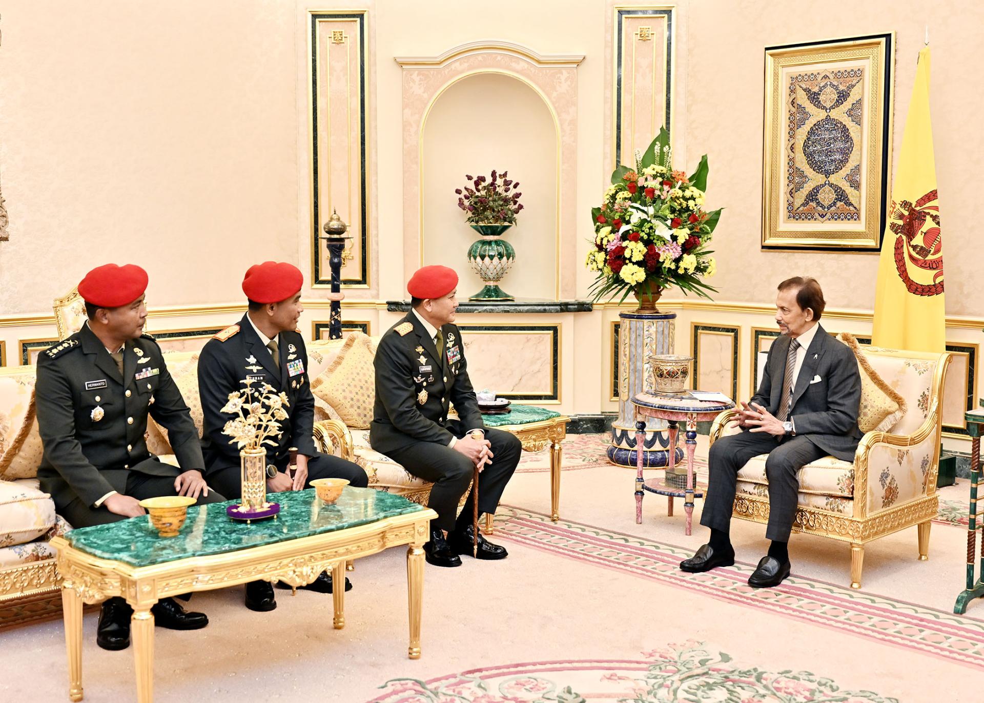 苏丹与印尼民军特种部队司令部指挥官TNI Djon Afriandi 中将交谈