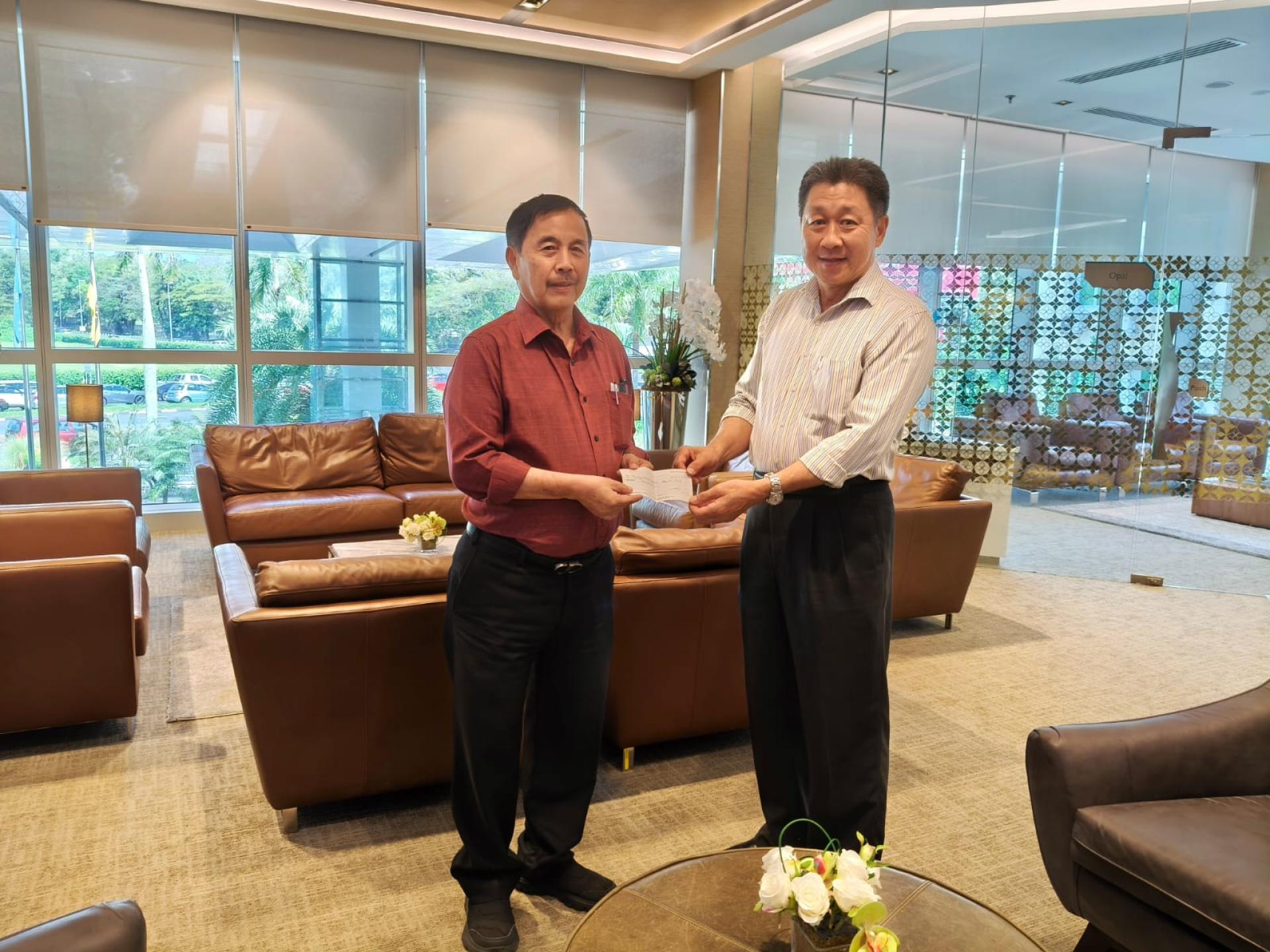 董耀洪（右）移交3000元善款予林登财理事