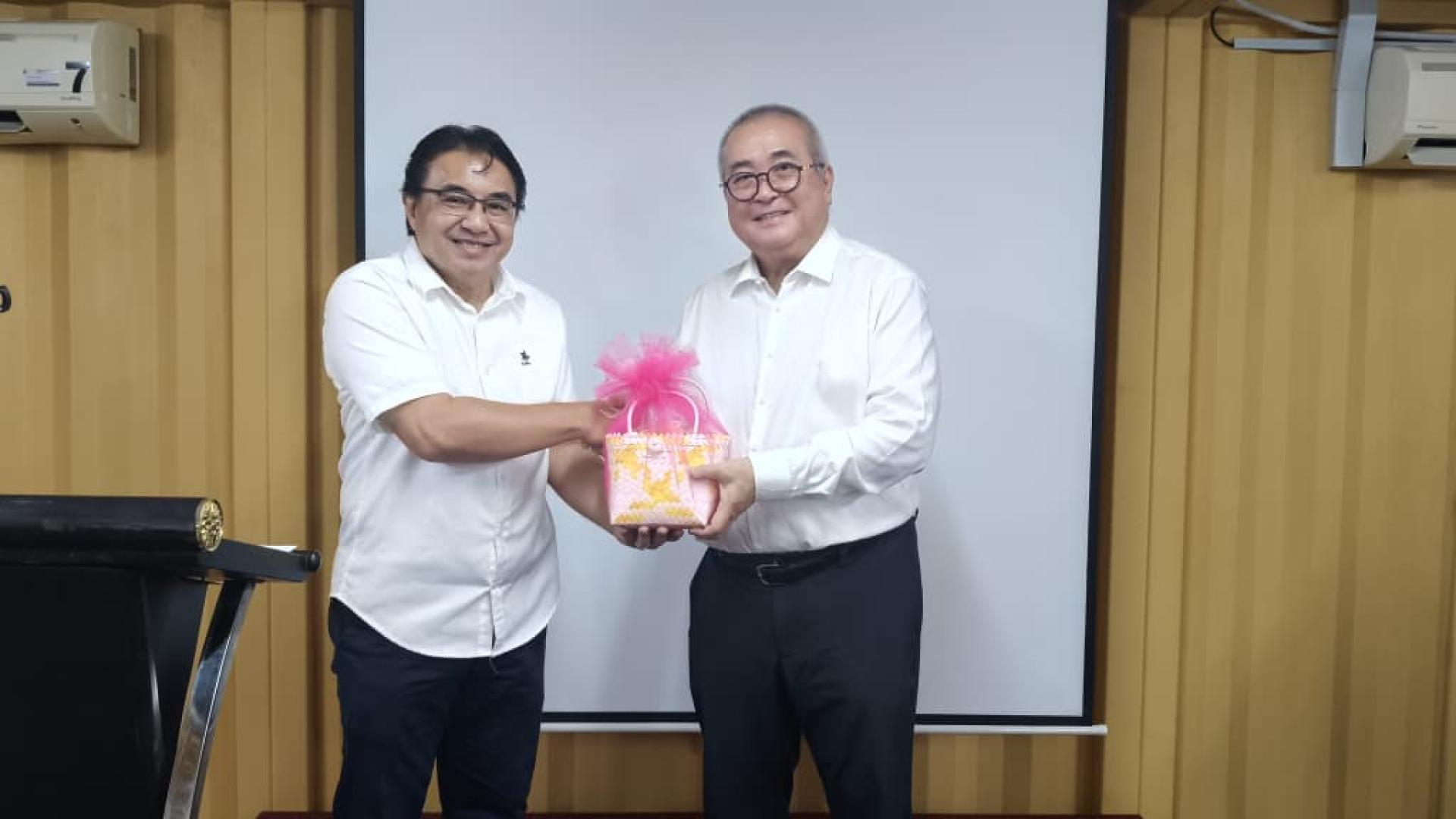 查米尔市议员赠送纪念品予主宾市长俞小珊时影。