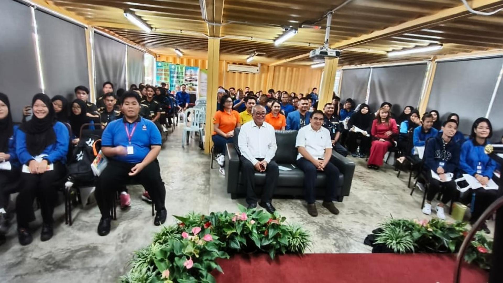 美里市长俞小珊（左3）、查米尔市议员（右3）与出席者合影于会上。