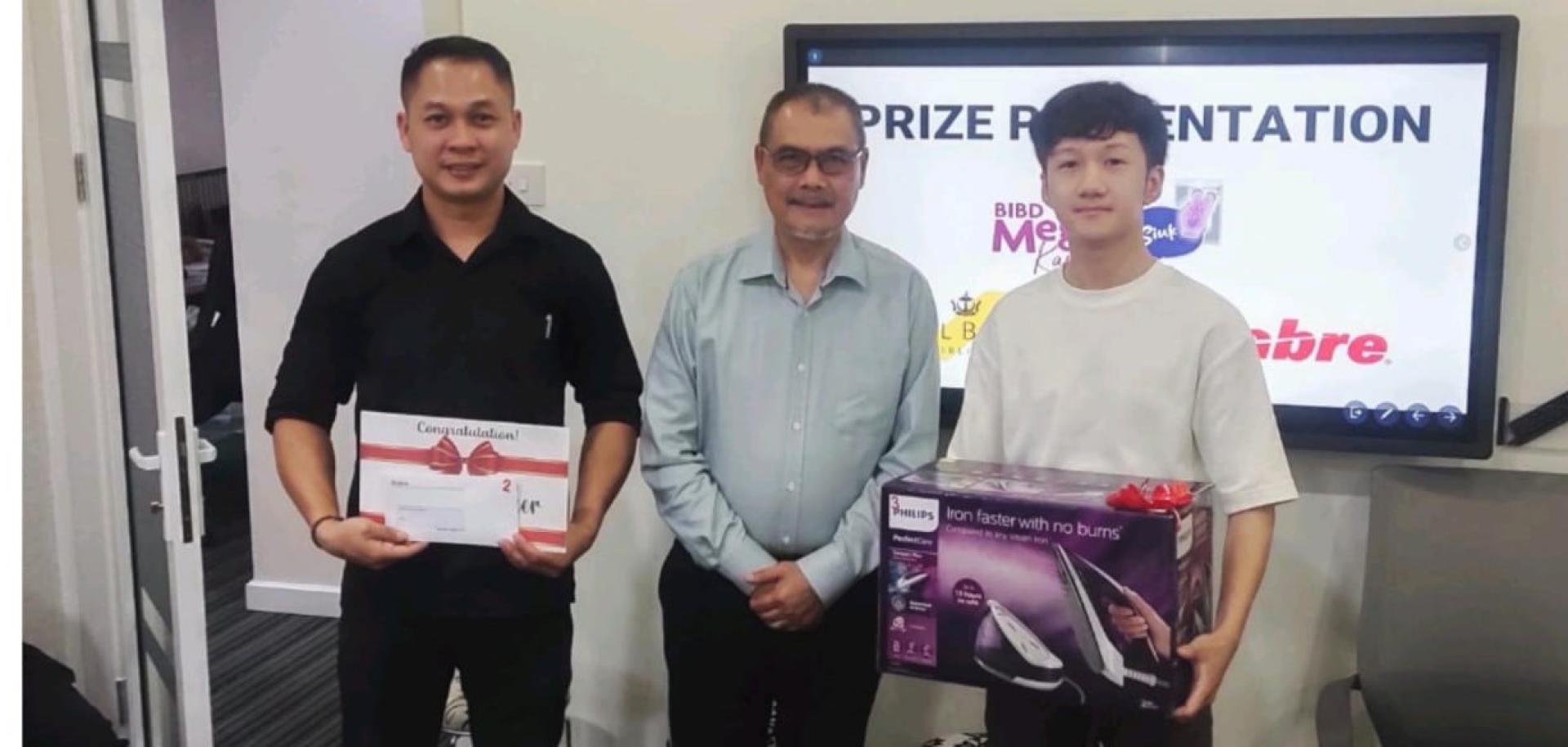 Sabre Travel Network Brunei 总经理阿都哈林与获得该公司赞助奖项幸运儿合影