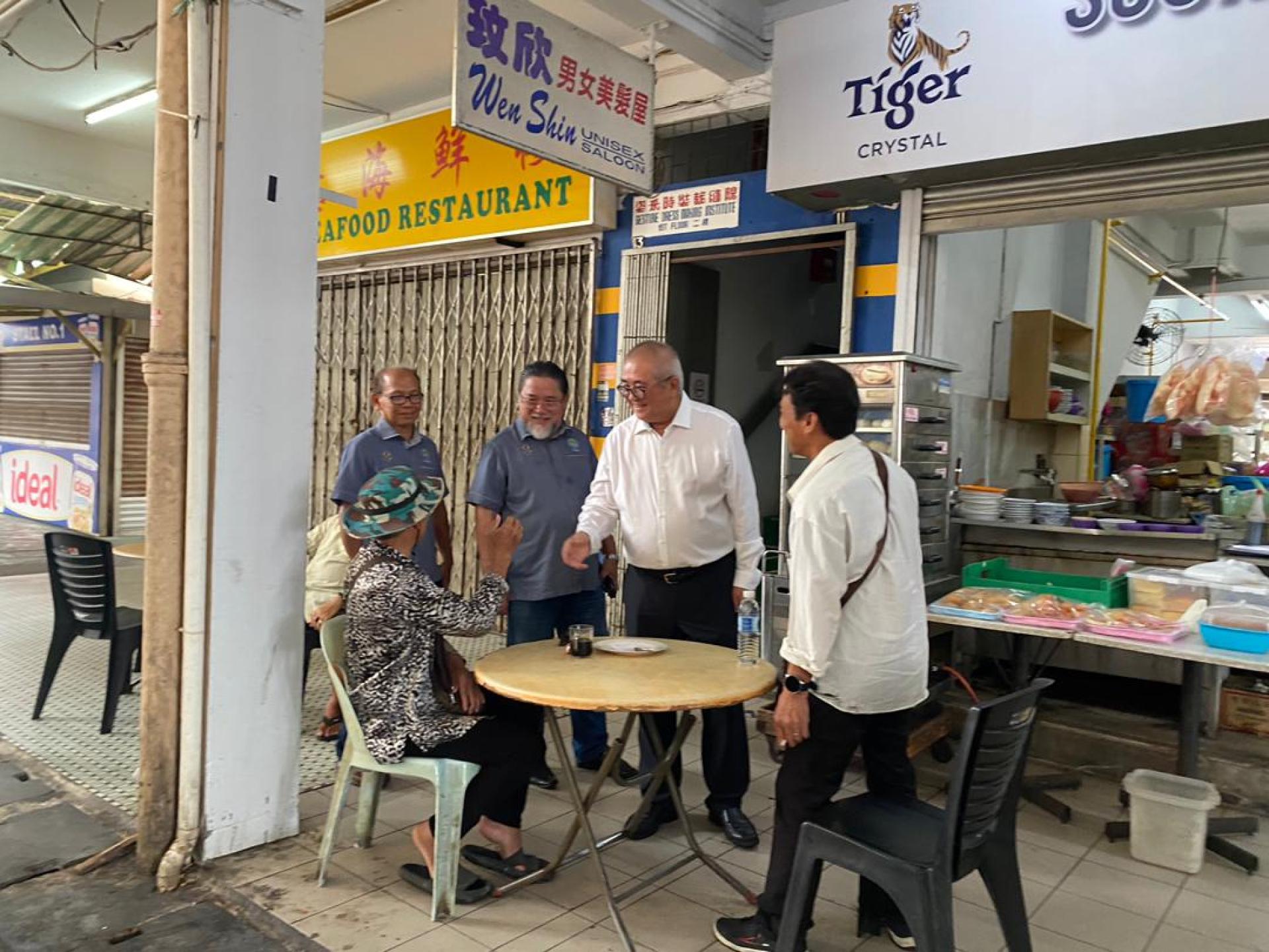 市长俞小珊（右2）在会客日与民众面对面交流。