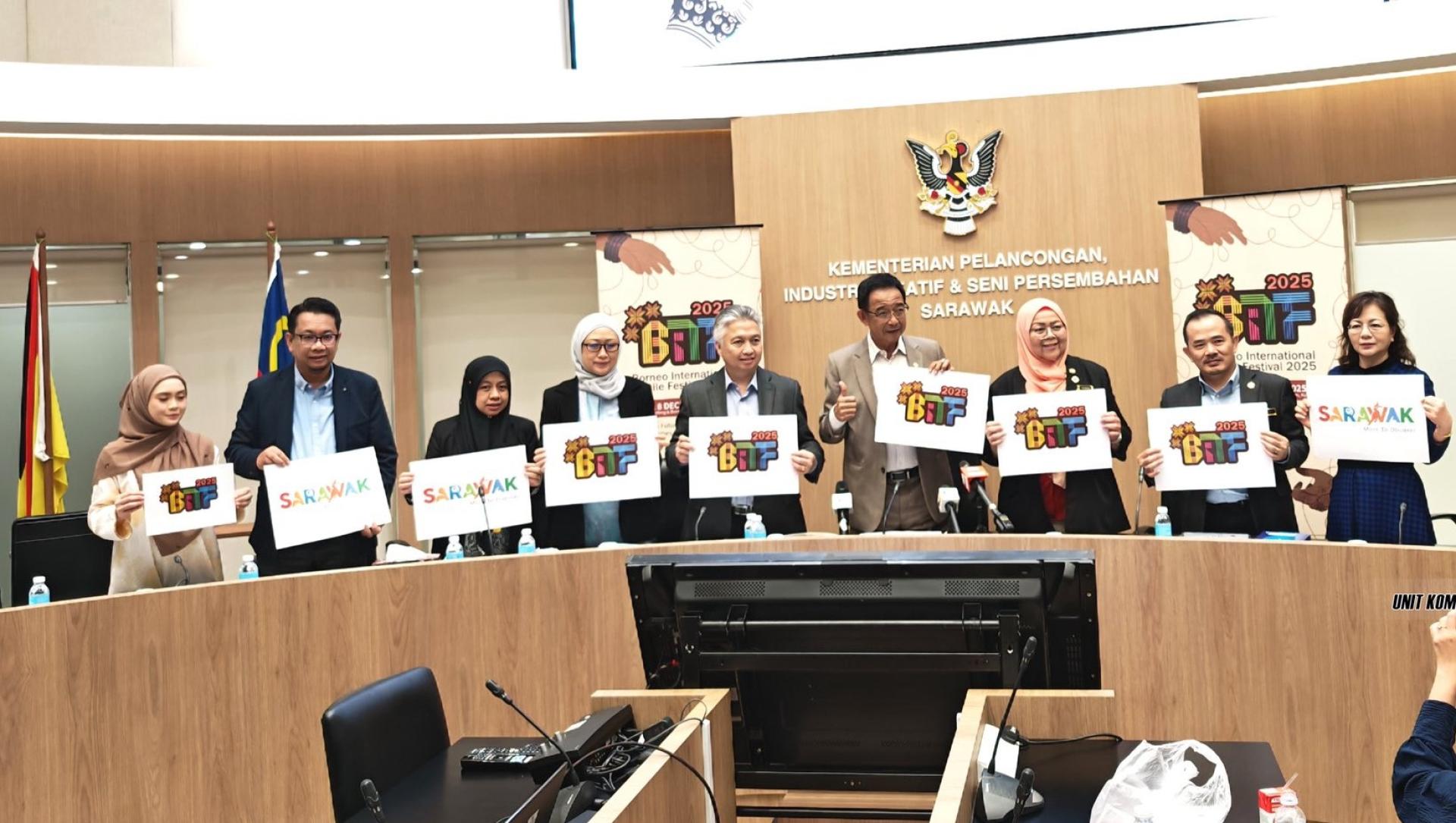 拿督斯里阿都卡林（右4）连同其他在场者展示首届婆罗洲国际纺织节活动海报。