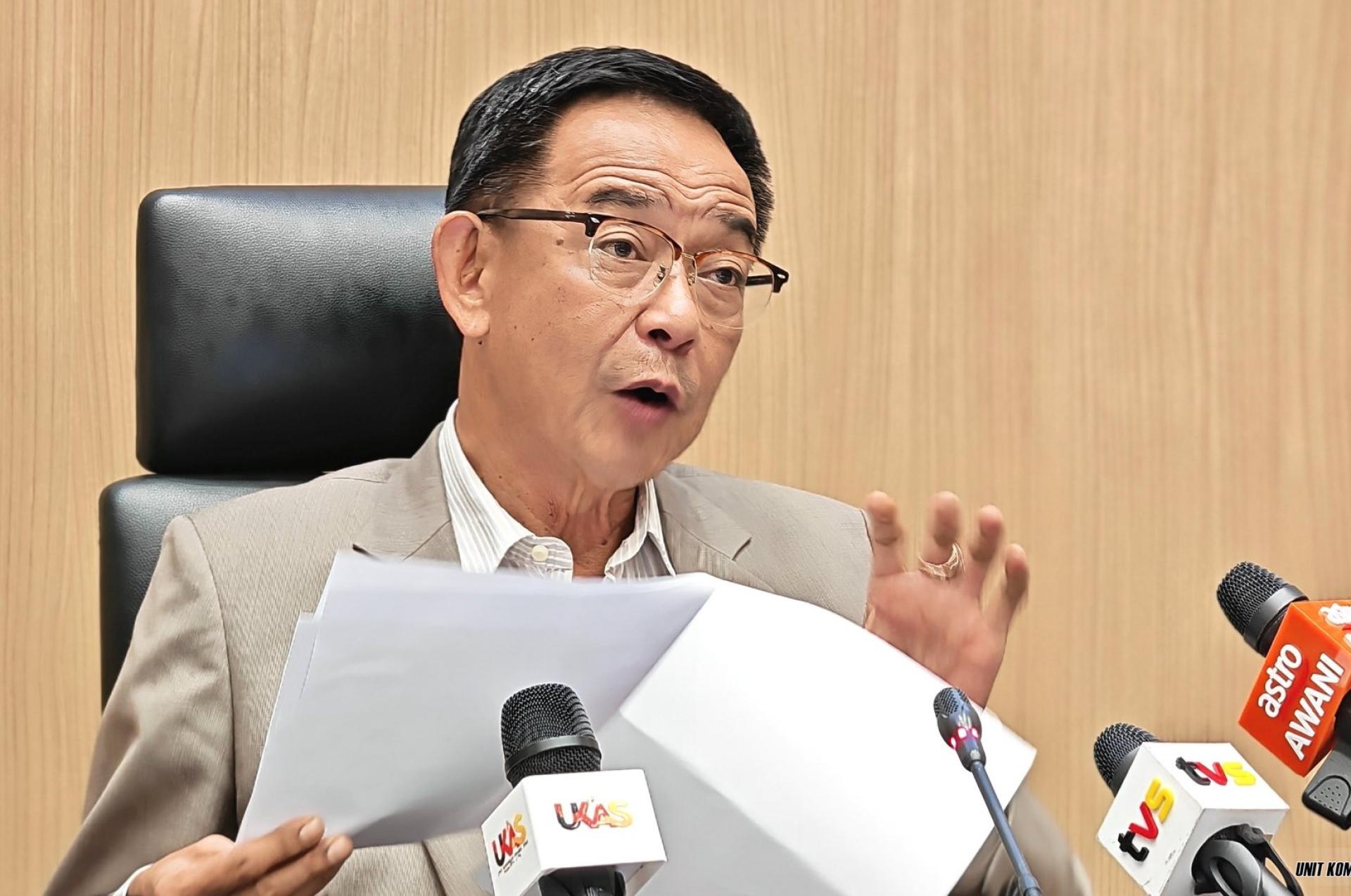 拿督斯里阿都卡林在发布会上发言。