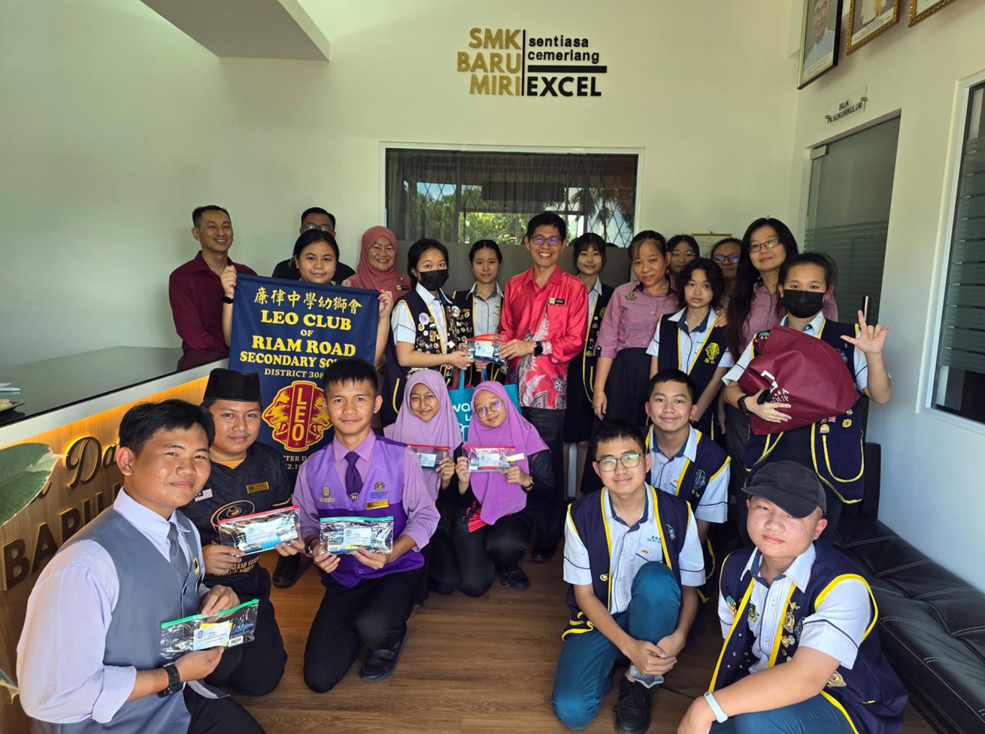 廉中幼师会移交文具用品予新国中学生。