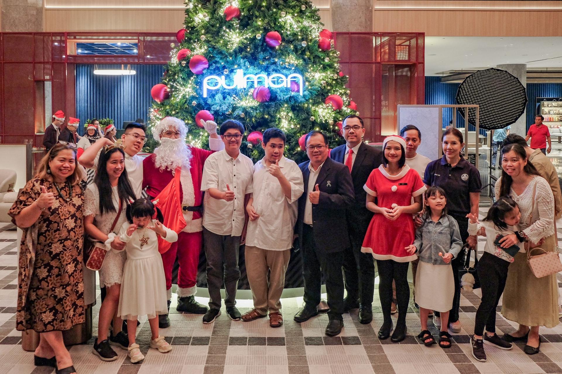 古晋铂尔曼酒店举行圣诞树亮灯仪式后众嘉宾合影。