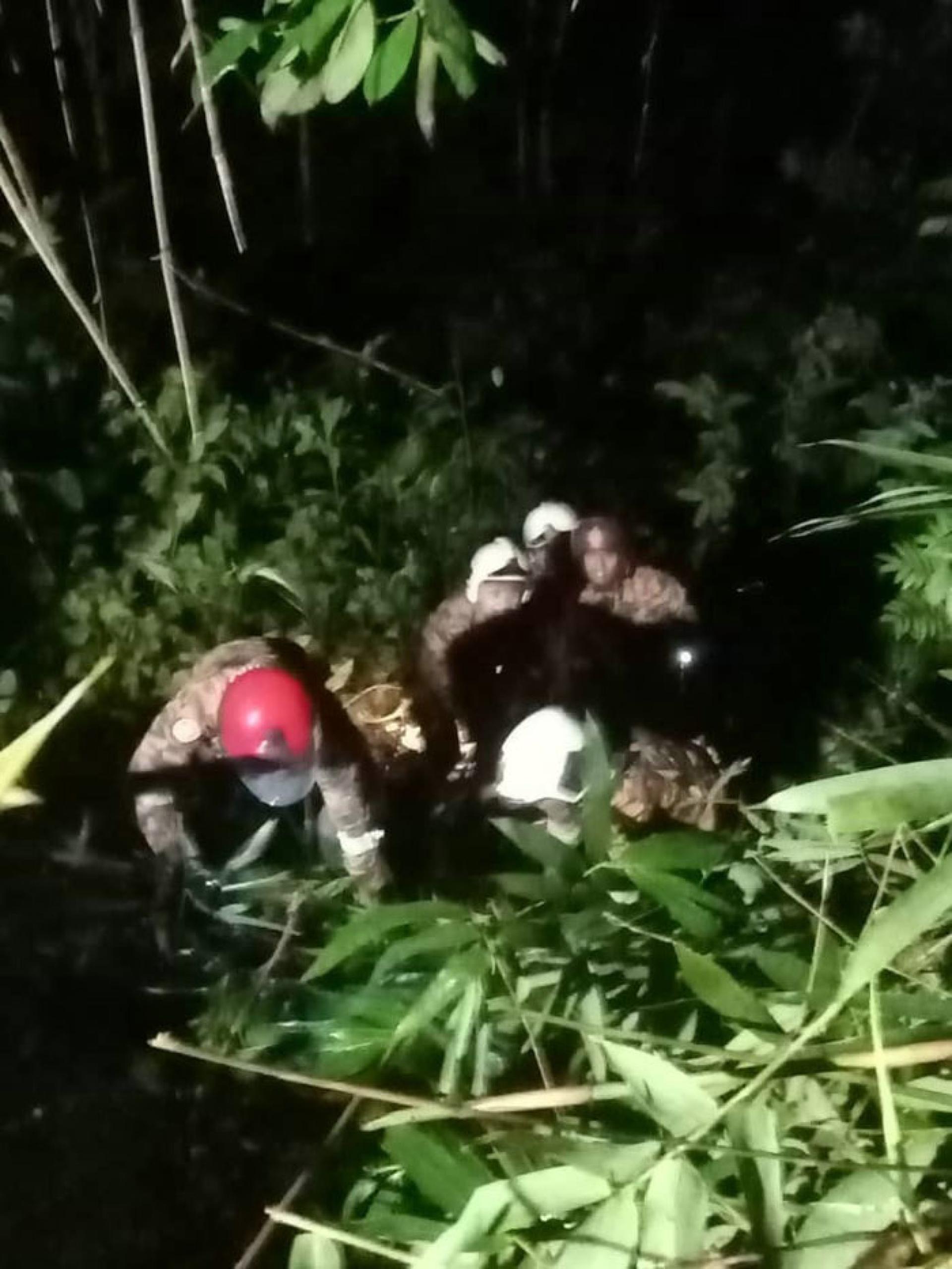 一辆四驱车在金马仑撞落60公尺深山谷，司机受伤，消拯人员赶到现场救援。