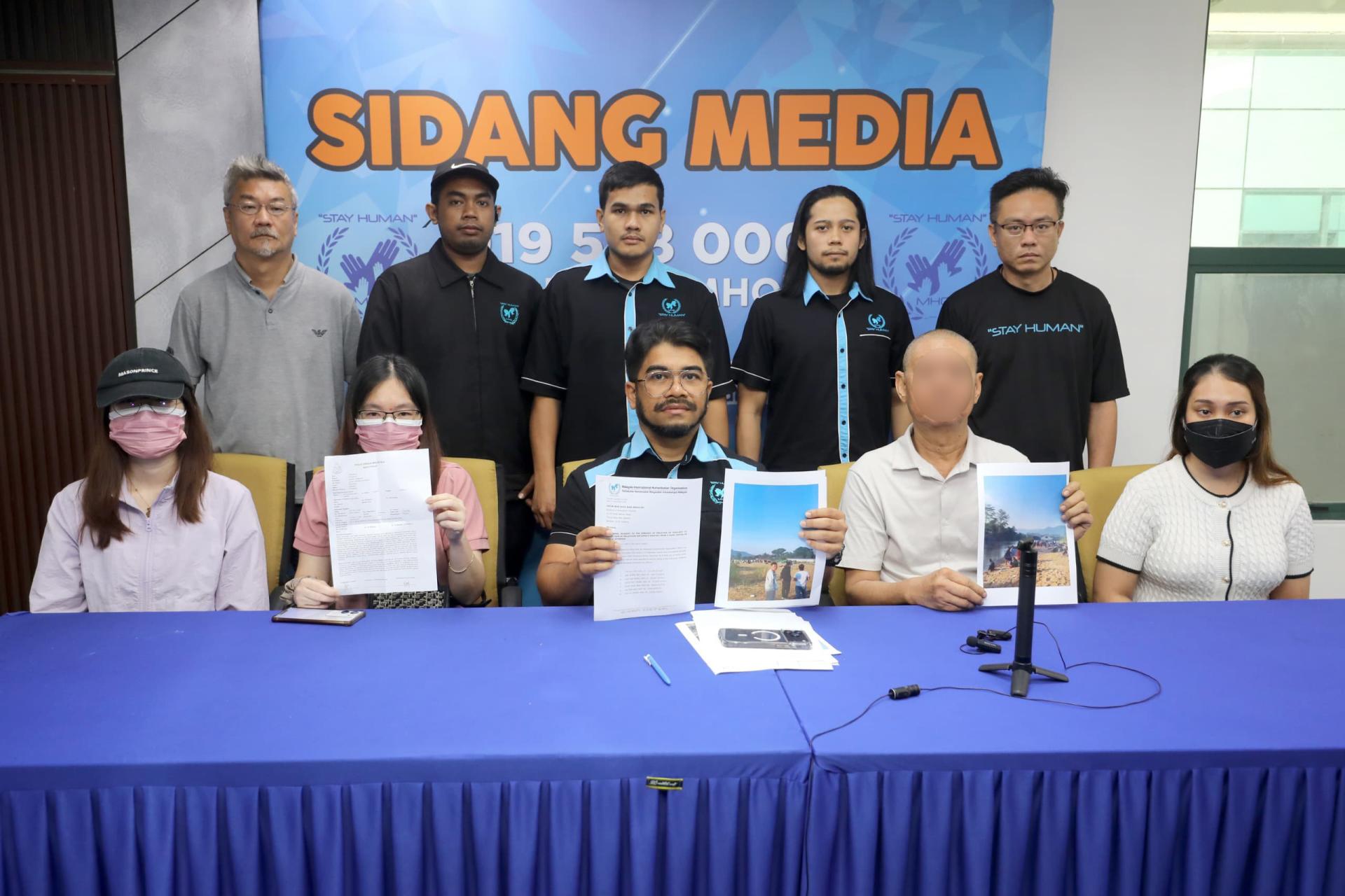 希山（中）为3户家人召开记者会。