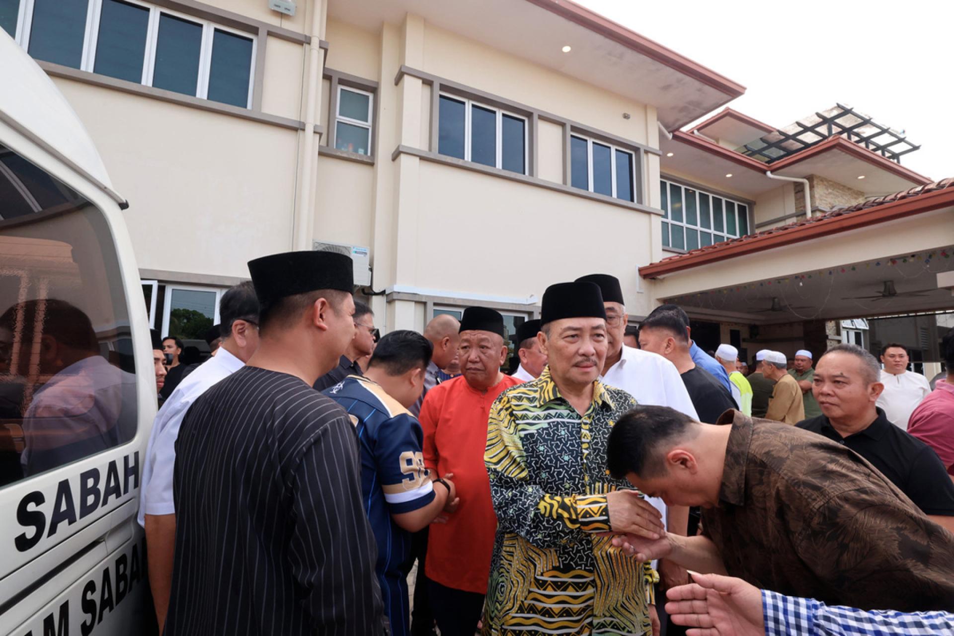 哈芝芝（右2）对于邦莫达的离世深感悲痛，并高度评价他对沙巴州所做出的巨大贡献。