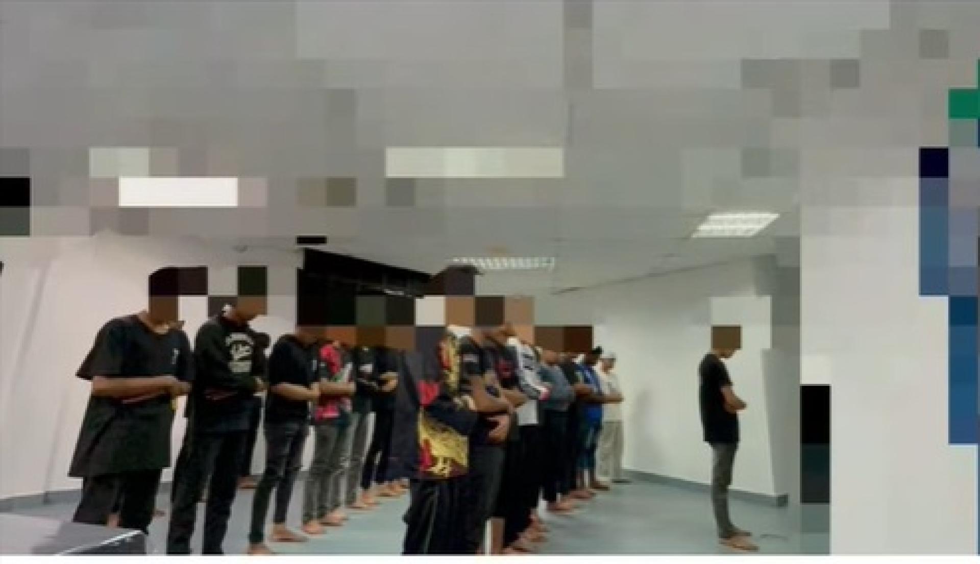 所有被扣查的人士，被下令进行忏悔祈祷后，才获释回家。