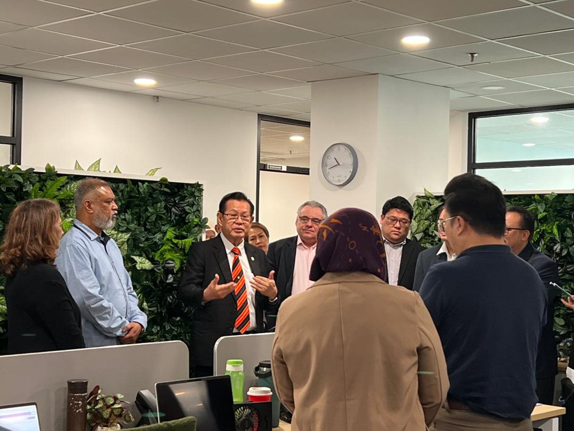 拿督斯里李景胜向婆罗洲航空职员问候与交流。