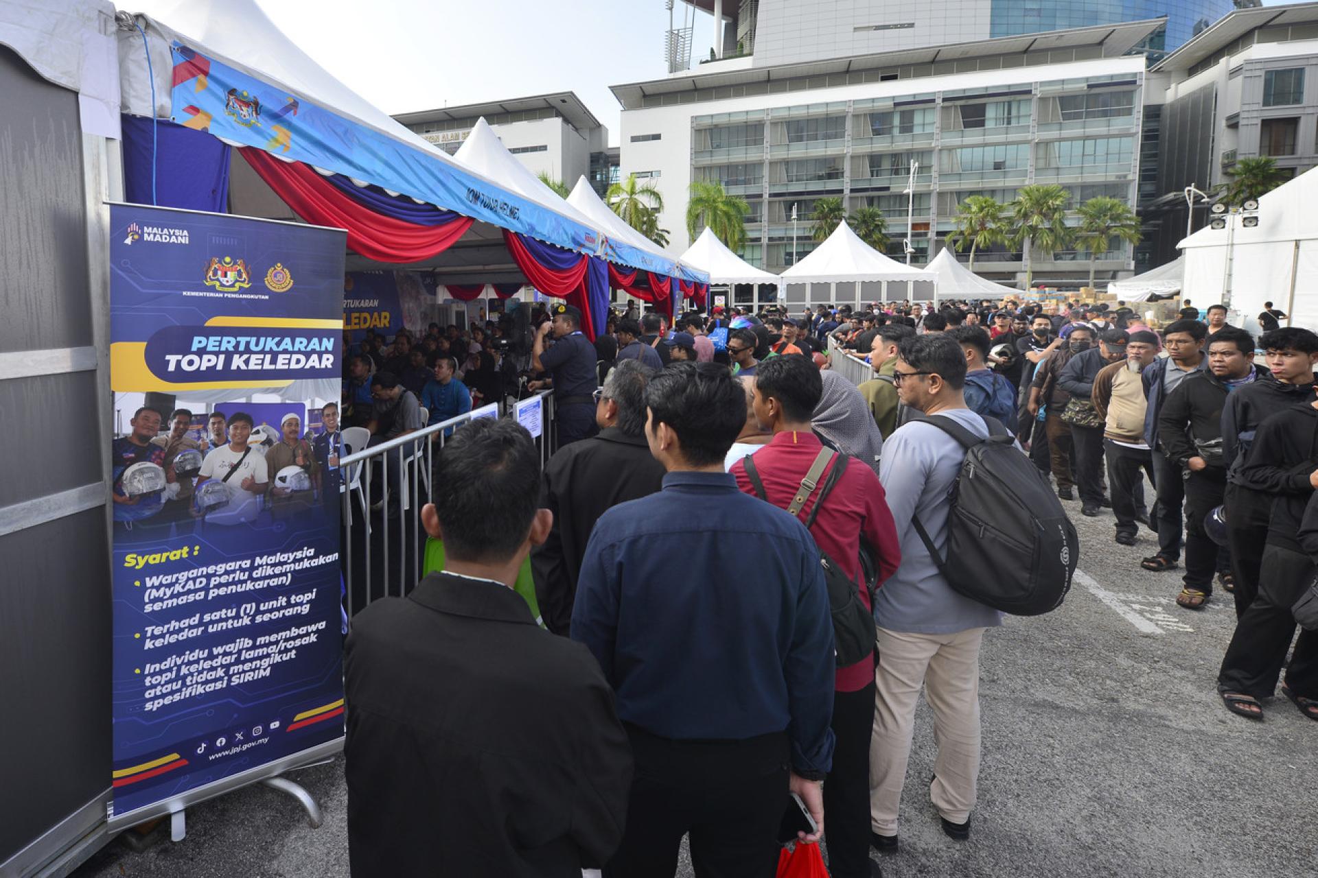 头盔交换计划反响热烈。在今日起于布城广场连续举办3天的“与马来西亚同在活力昌明”活动暨2025年国家公共服务改革大会（活力昌明计划）活动中，民众从早上7点30分开始就排起长队，用旧头盔换取新头盔。