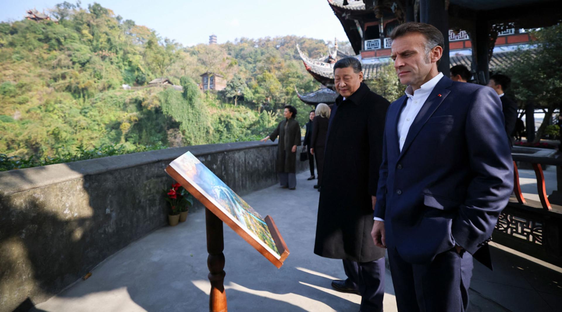 习近平和马克宏联合国教科文组织世界遗产都江堰遗址。