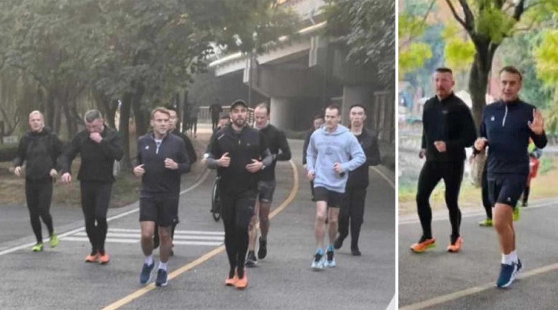 马克宏与当地民众打招呼。