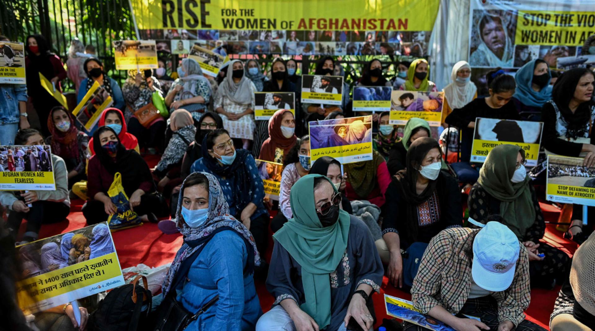 在阿富汗，堕胎是违法的，无论是接受或协助堕胎，都可能面临牢狱之灾。图为2021年10月30日，住在印度的阿富汗人，以及阿富汗难民妇女协会的支持者在新德里示威，要求改善阿富汗妇女的权利。