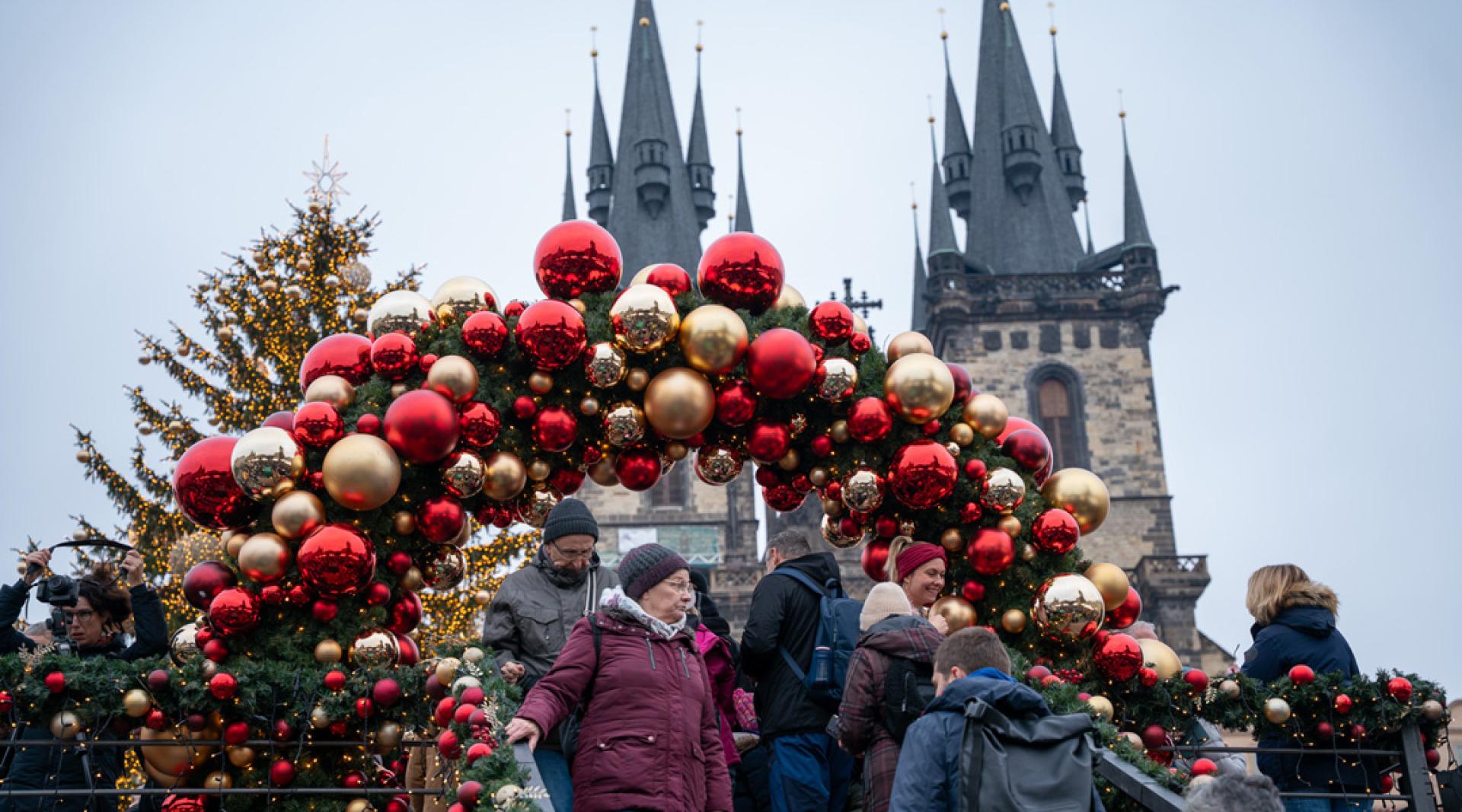 布拉格老城区的圣诞市场开始营业，吸引众多市民和游客前来。（图：新华社）