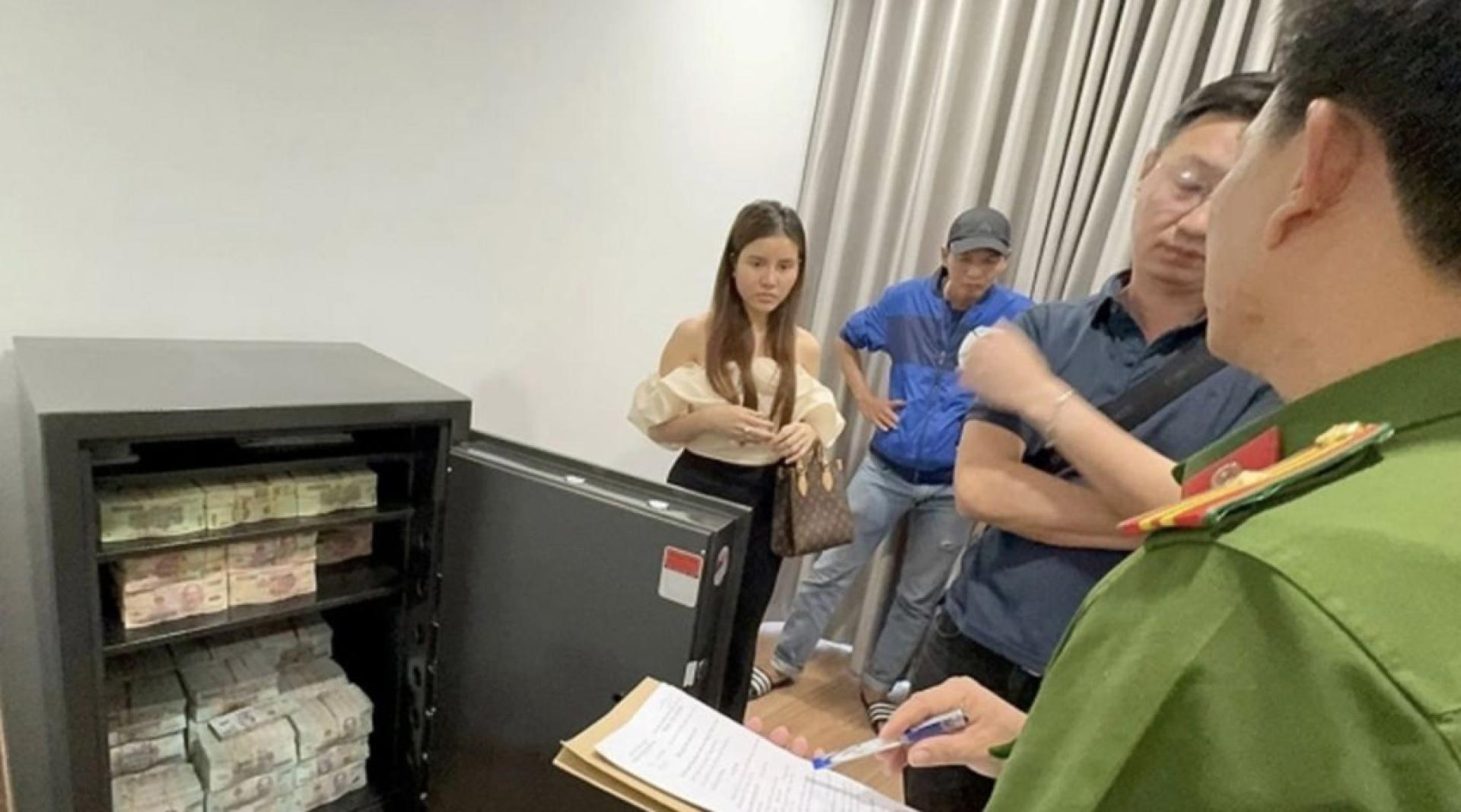 警方从一名涉嫌卖淫团伙头目的保险箱中查获大量现金。