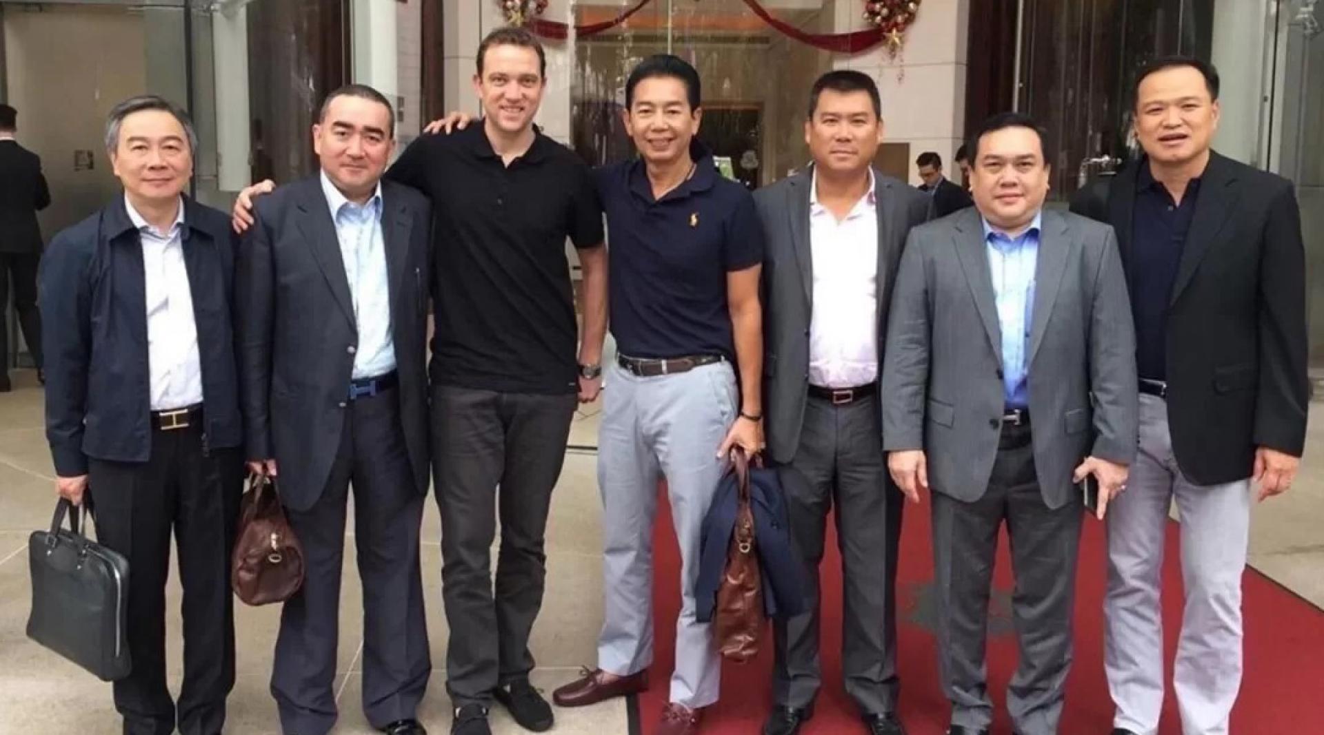 社媒流传一张泰国首相阿努廷（右一）与诈骗团伙主嫌莫伯格（左三）的合影，引发争议。（图：脸书）