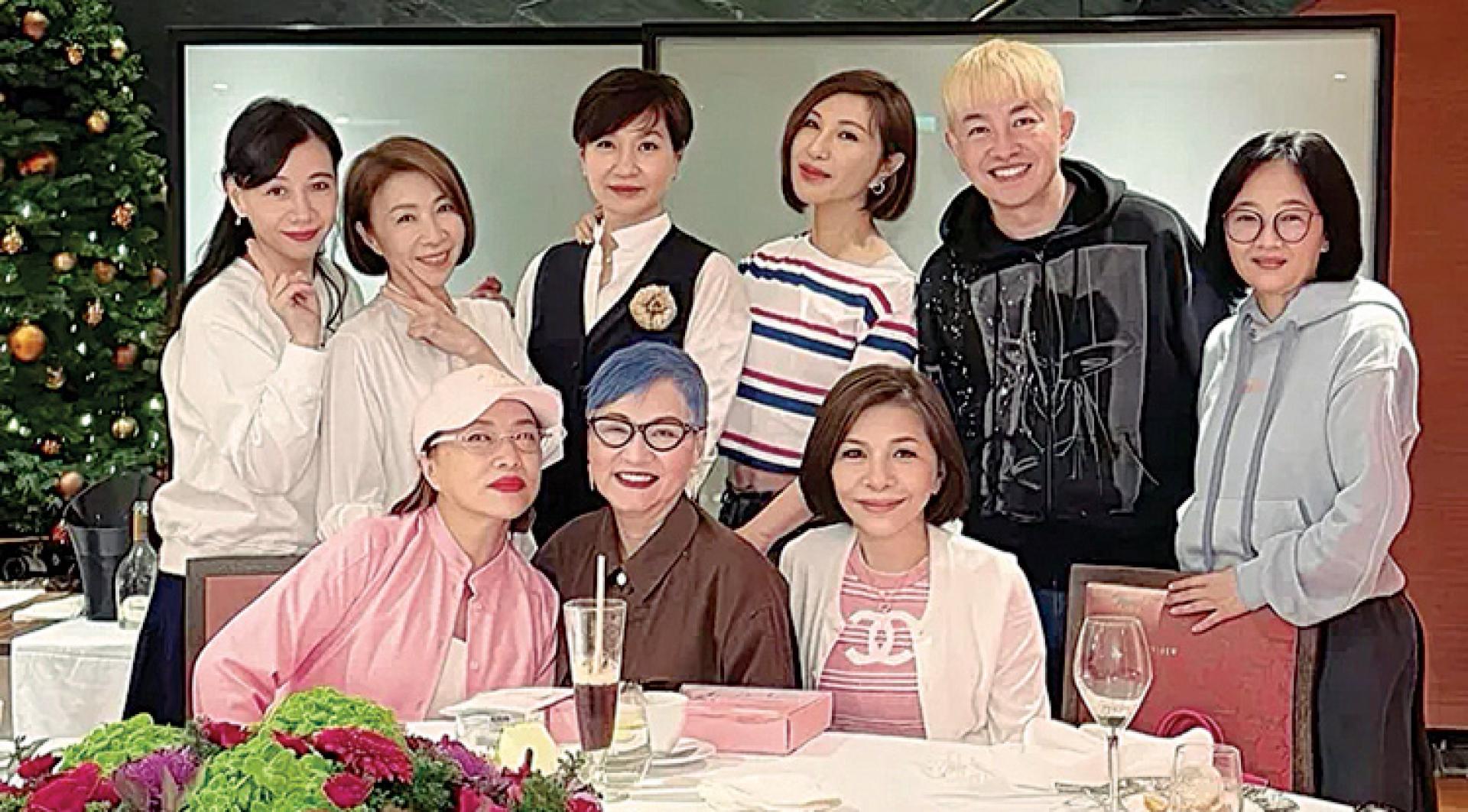 利菁在社群PO出聚餐照，画面可见张小燕、张清芳、叶瑷菱、李翊君、方芳芳等综艺及歌坛天后齐聚。