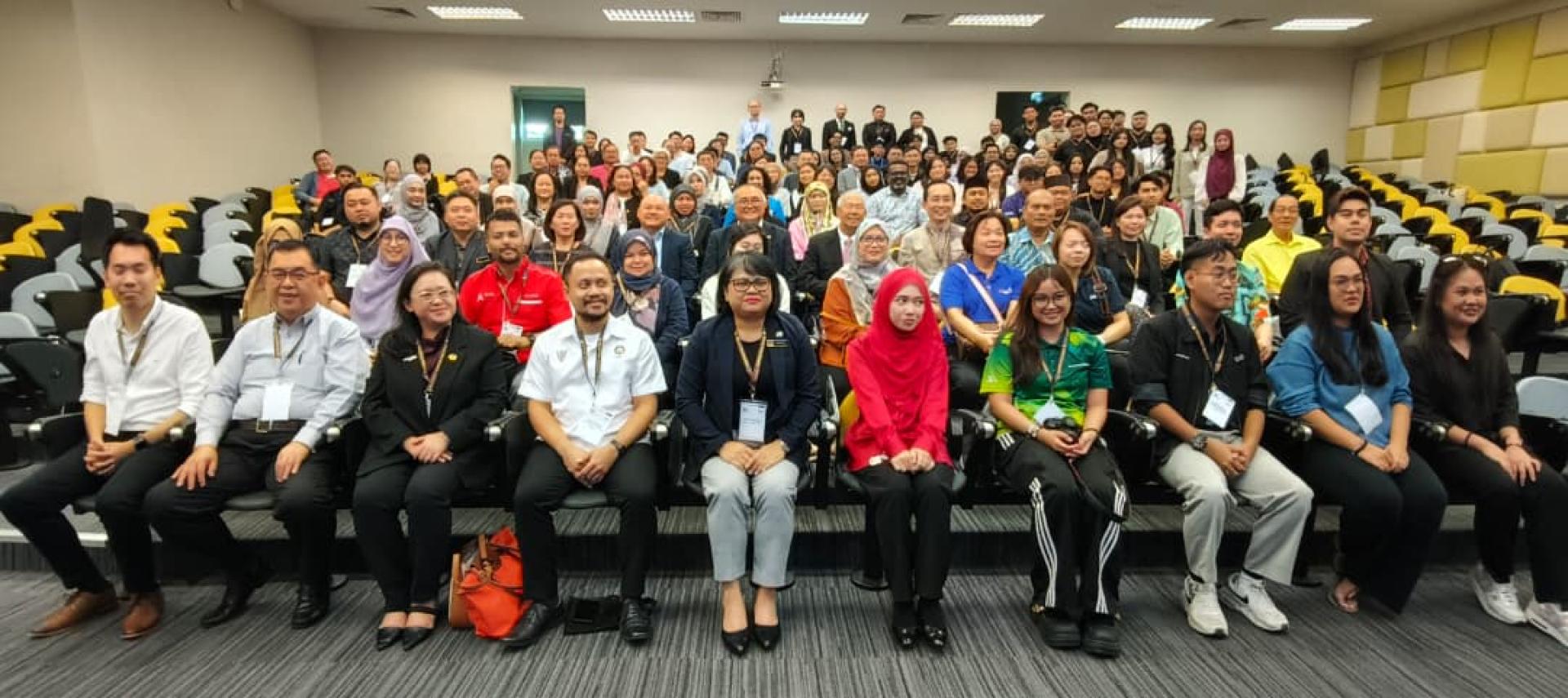 全体出席世界旅游日2025砂级庆典开幕礼者进行大合照。