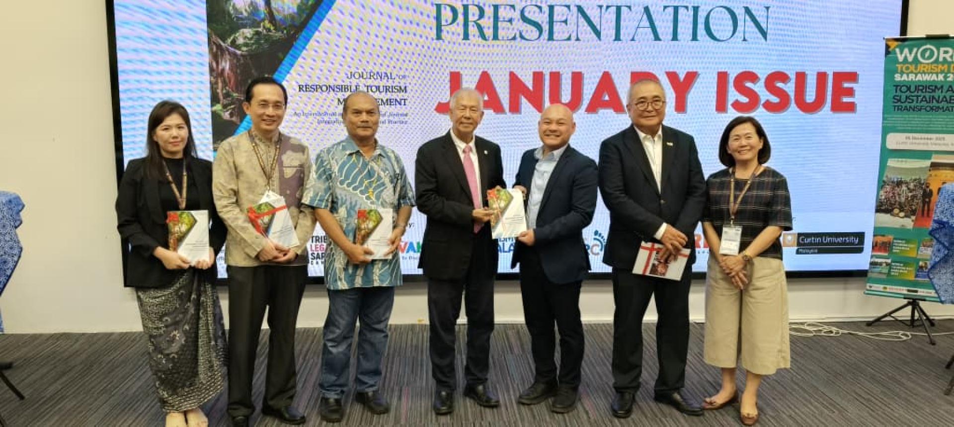 砂旅游副部长拿督陈超耀（左4起）移交一月份责任旅游管理期刊予科廷大学大马分校副校长、校长兼首席执行员李健全；右2为美里市长俞小珊。