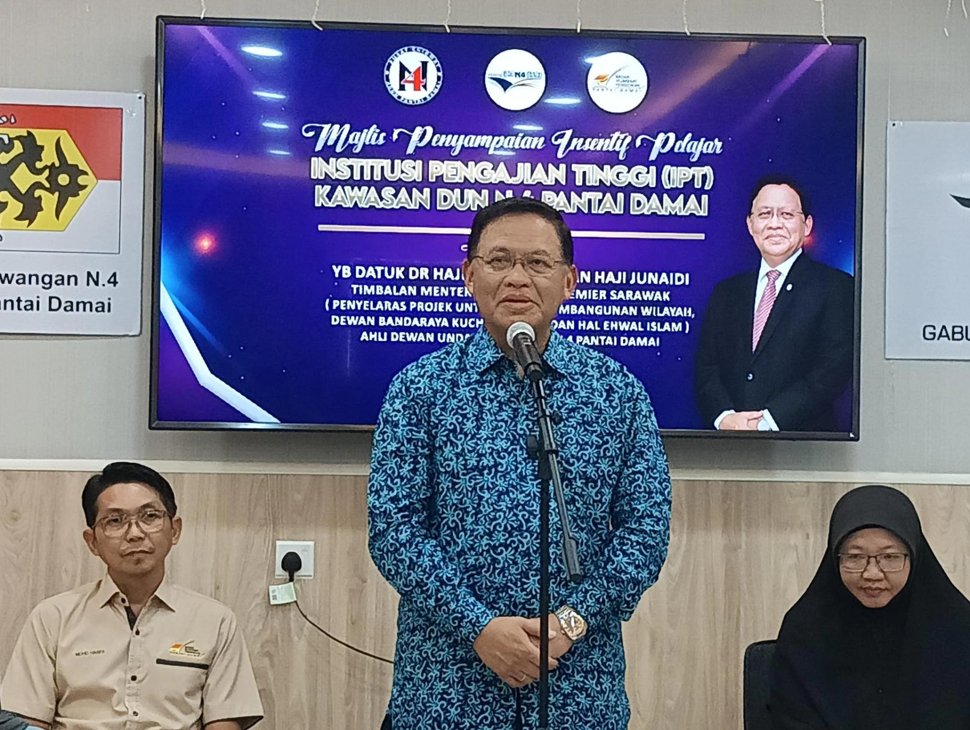 Dr Abdul Rahman speaks at the incentive presentation.