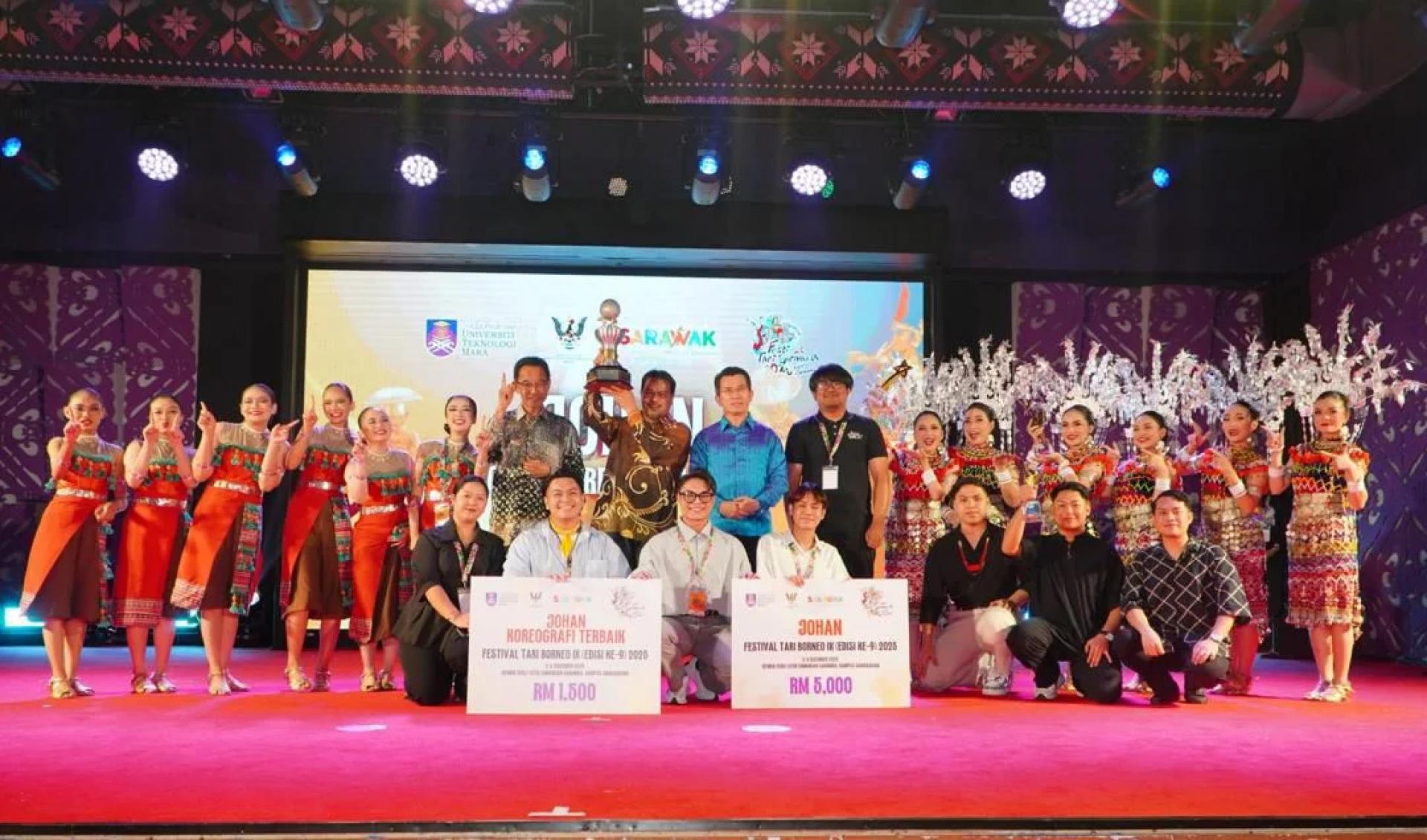 JUARA… UiTM Sarawak dinobatkan sebagai juara keseluruhan Festival Tari Borneo IX (FTB IX) 2025. Photo UiTM.
