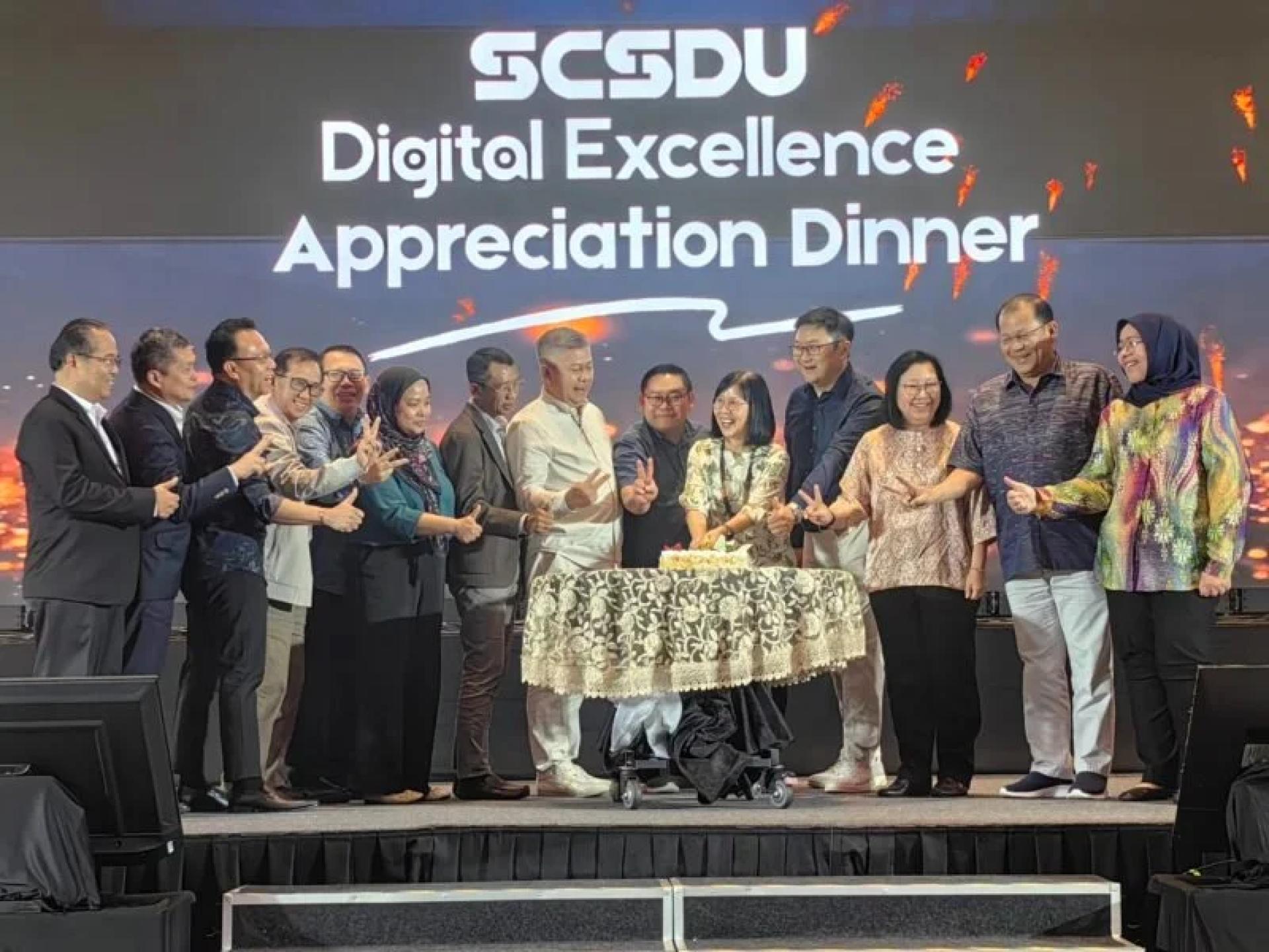 atu Grace Huong Siew Hung bersama tetamu lain memotong kek pada Majlis Makan Malam Penghargaan Kecemerlangan Digital.