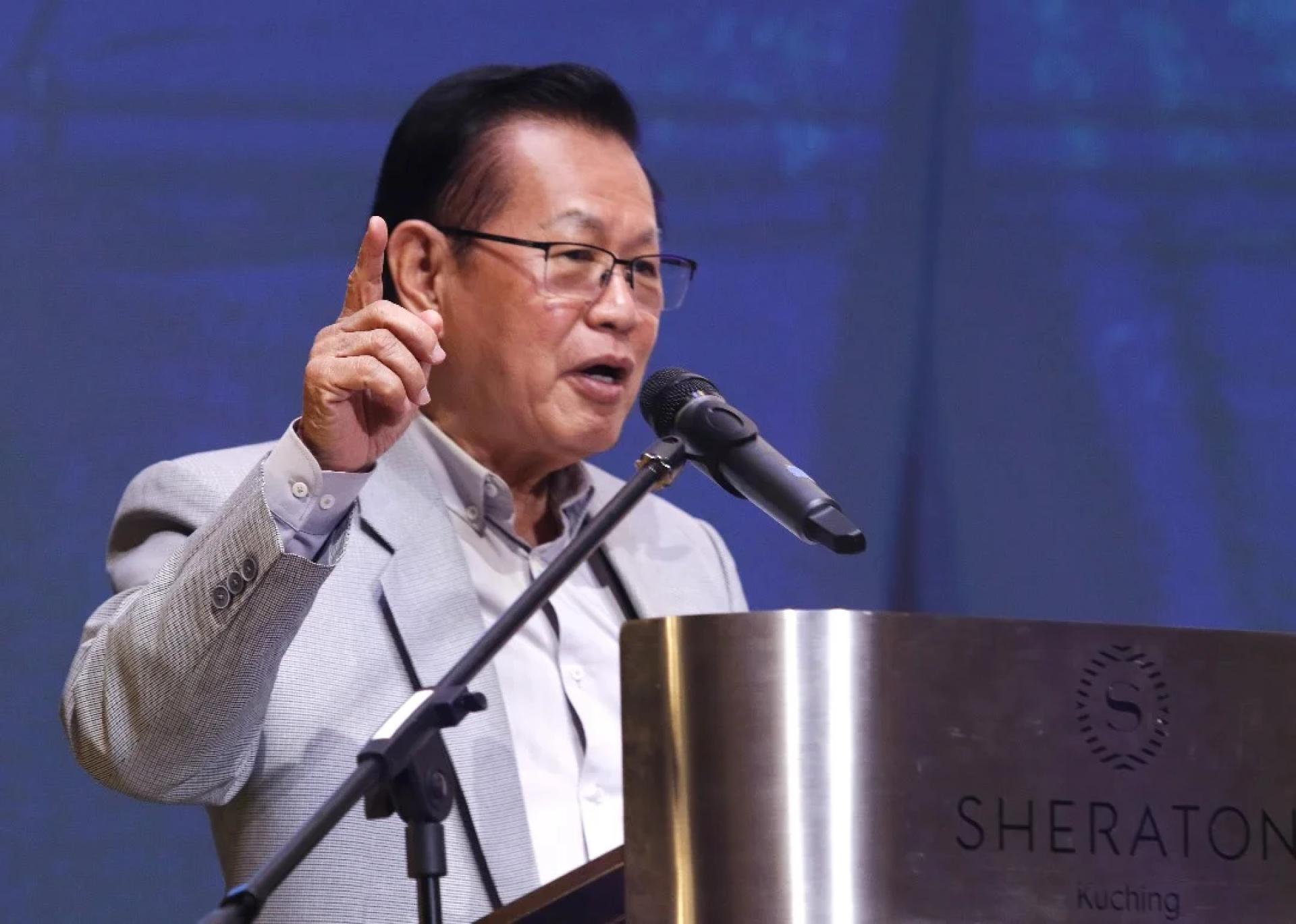 MANDAT... Menteri Pengangkutan Sarawak, Datuk Seri Lee Kim Shin ketika berucap pada Majlis Apresiasi dan Jasamu Dikenang MOTS di Kuching, semalam.