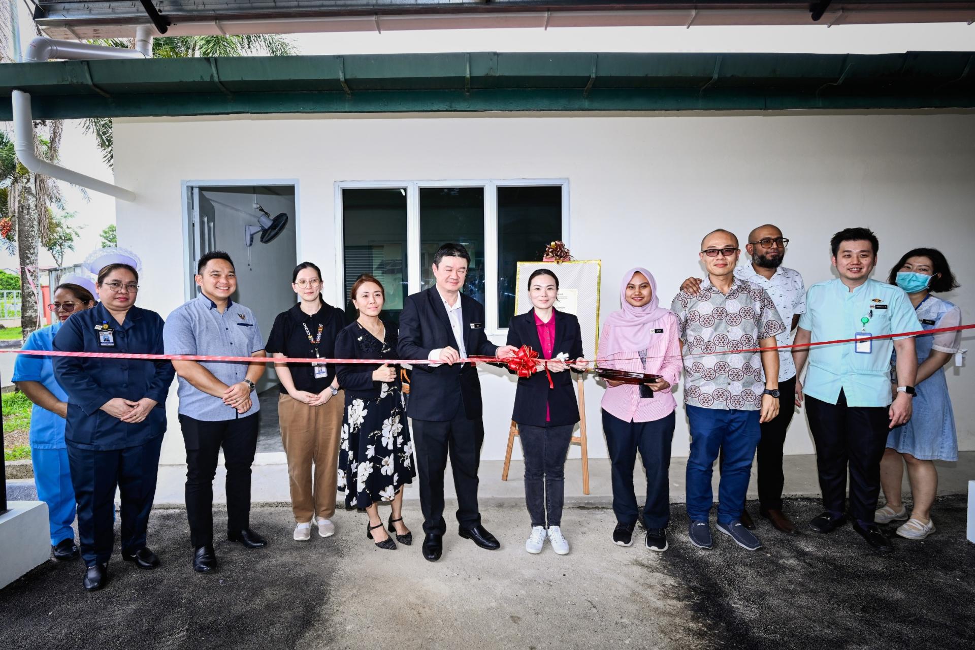 南兰区国会议员刘强燕（左6）、诗巫卫生局局长郑左汉（左5）等人合影于剪彩仪式。