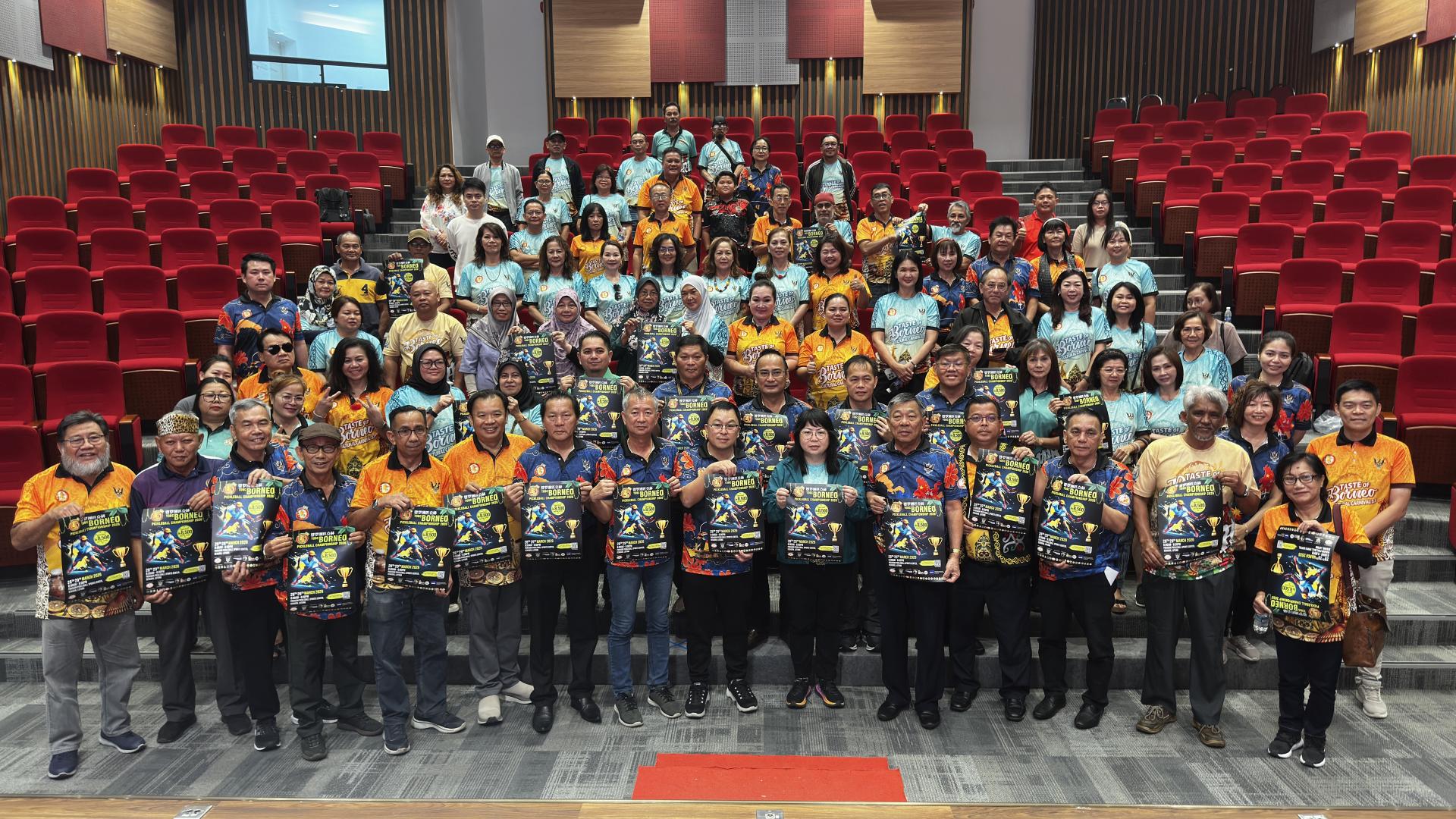 砂拉越华人公会联合22个友族友群协会推展“2026年TOBC婆罗洲国际匹克球锦标赛”时影。前排左9及10分别为砂拉越华人公会会长李天送及筹备会主席杨荃贻。