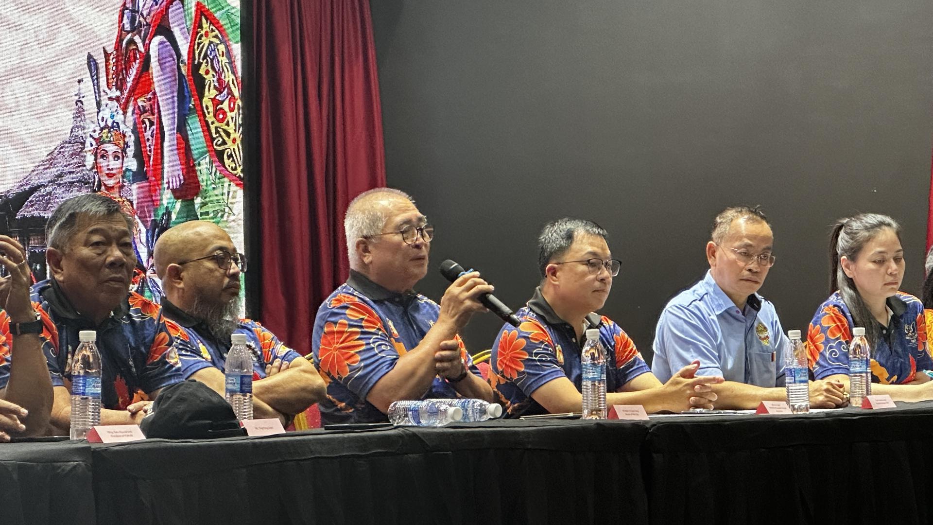 美里市长俞小珊（左3）摄于新闻发布会。左起为砂华会务顾陈邦顺、副市长阿里芬、砂华会长李天送、省长嘉隆以及筹备会主席林宝卿。