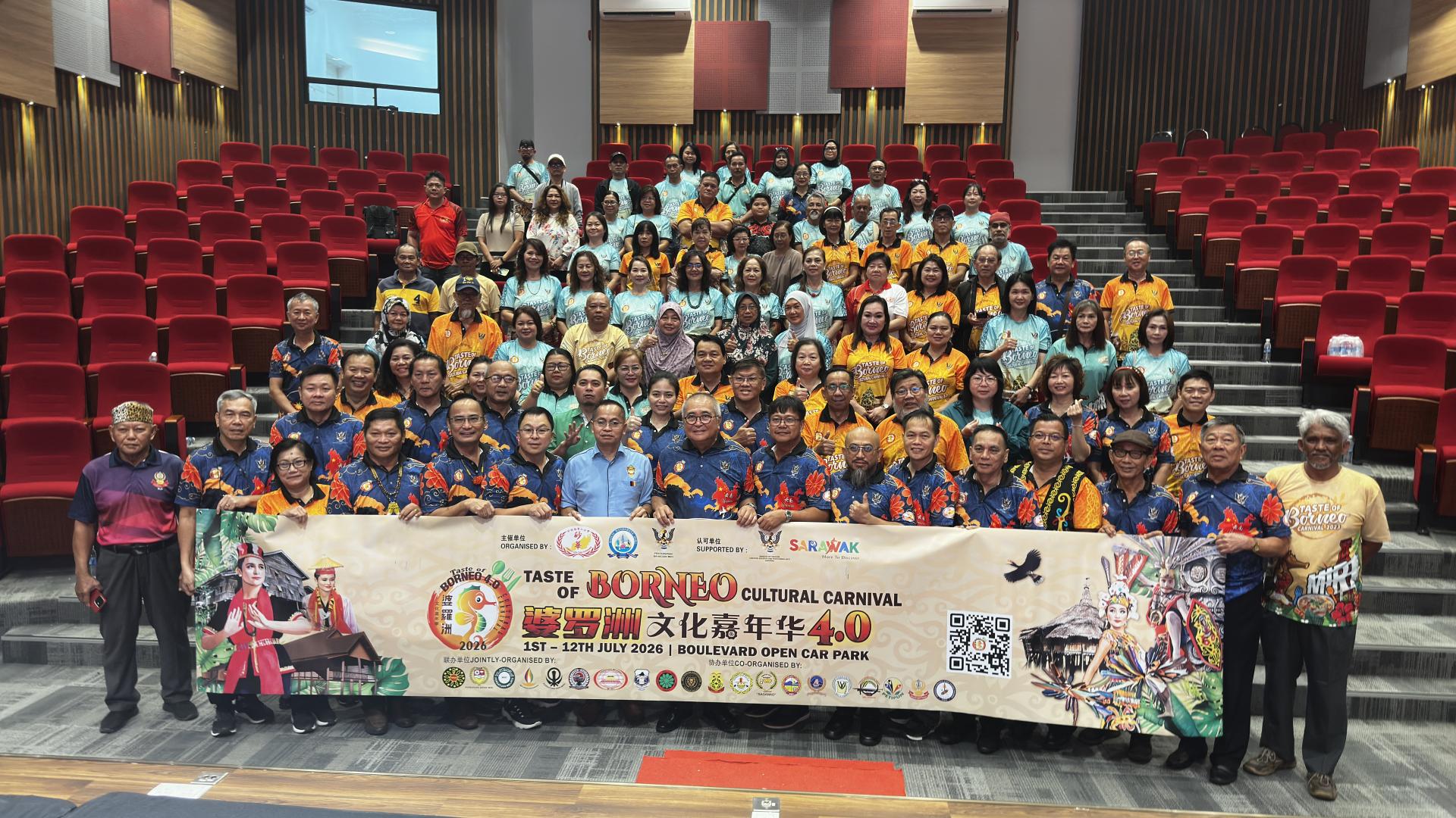 婆罗洲文化嘉年华4.0主催单位砂华各理事以及22个各其他族群公会代表合影于新闻发布会后。