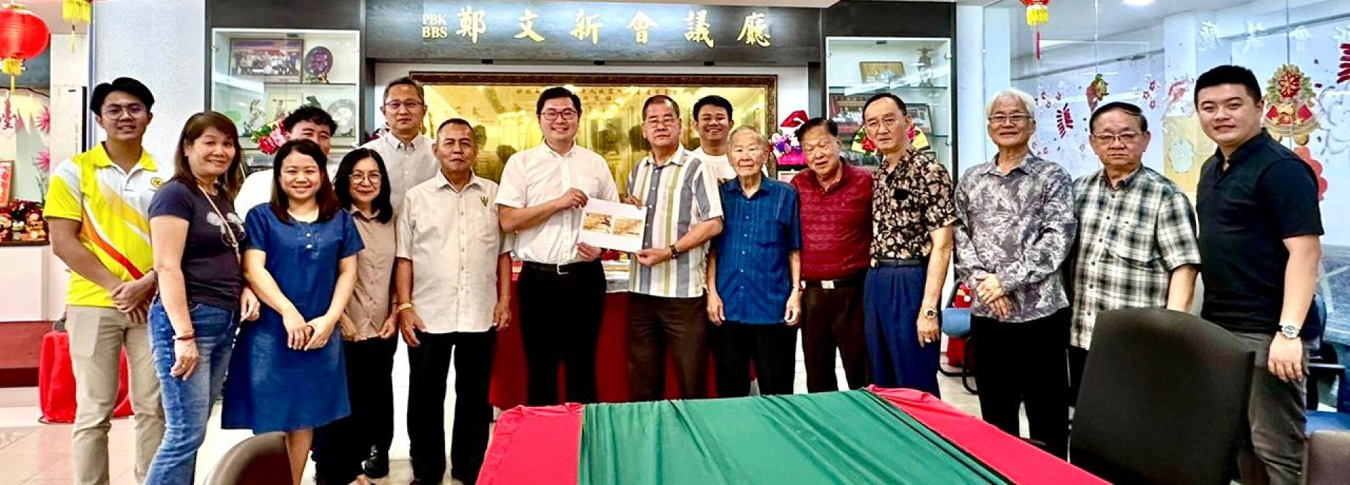 砂人联党古晋支部青年团团长黄笃荣（左中）率小队拜访砂云南善堂，并获得主席郑文新（右中）众理事的接待。