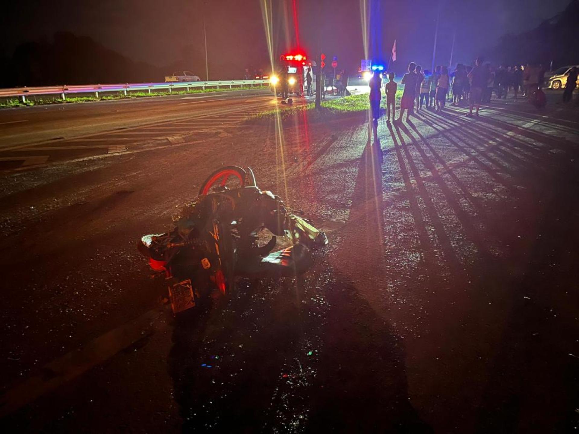 摩托车使用“捷径” 横越道路，肇1死1伤惨剧。