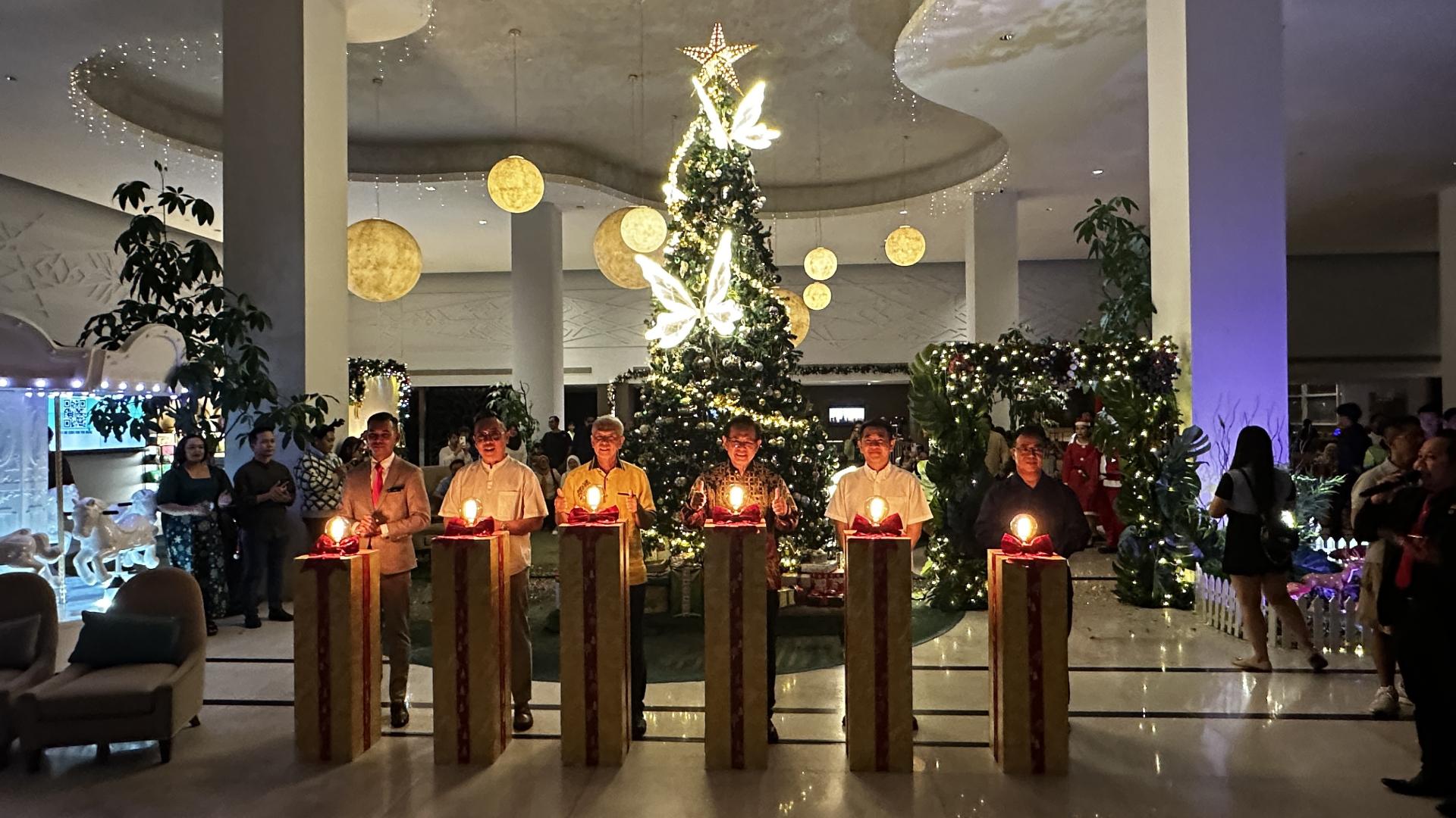 拿督斯里李景胜（右3）、 拿督陈超耀 （左3）、 联山集团营运总监陈文贤（右2）、餐饮副总裁谭兆雄（左2）、  酒店总经理兰迪 （左1）、邓斯坦·蔡牧师（右1）等嘉宾合影于圣诞树亮灯仪式。