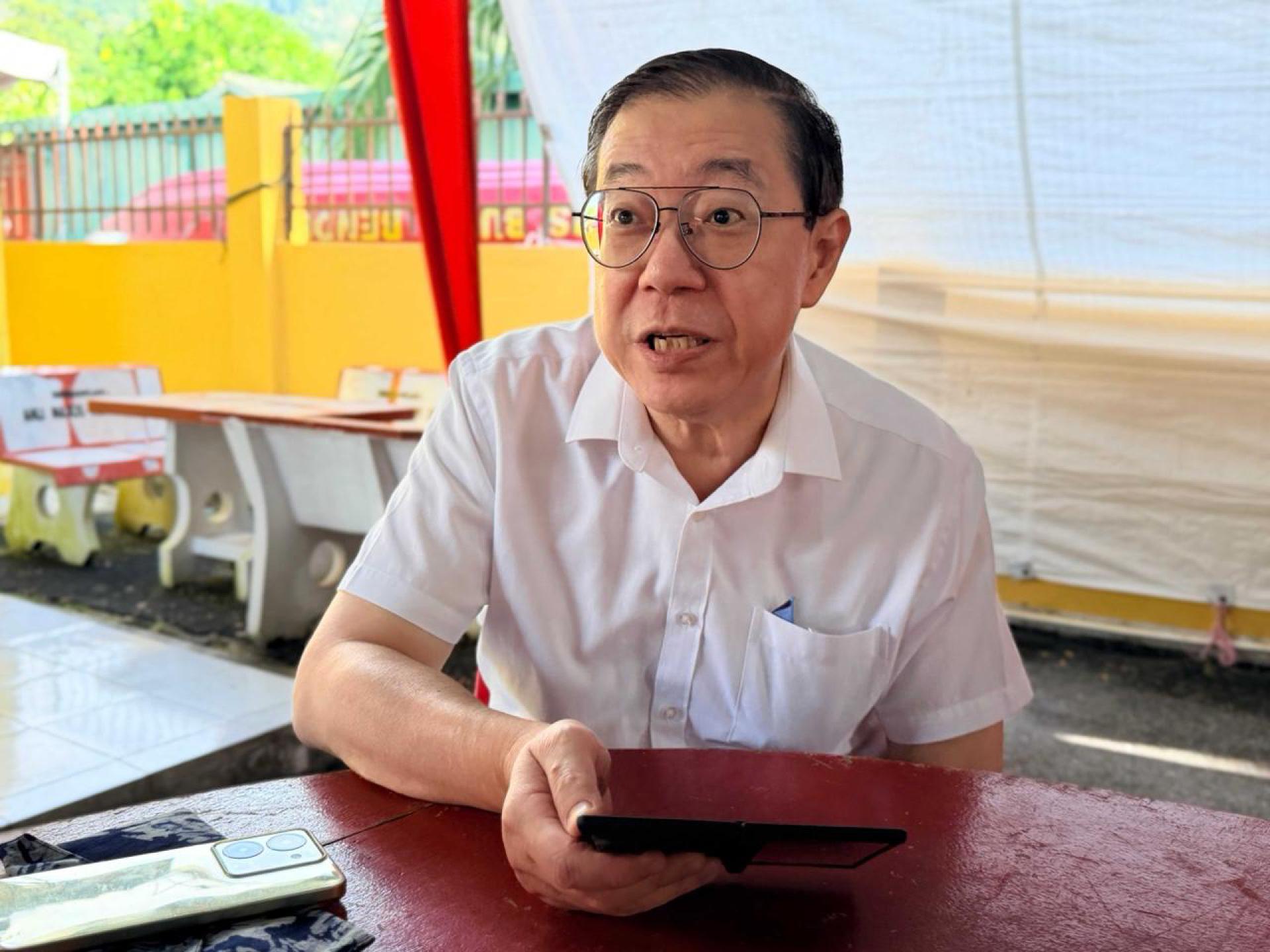 林冠英：虽然政府已经决定暂缓落实，但法令已经通过，两年展延后依然要执行，商家觉得只是拖延，并没有真正解决问题。