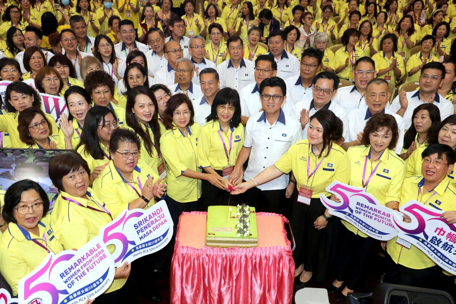 马华妇女组今年迈入第50周年，黄友凤（左6起）与张盛闻及一众妇女组领导层进行切蛋糕仪式。左4起为郑慧玲、王赛之及陈君儿。